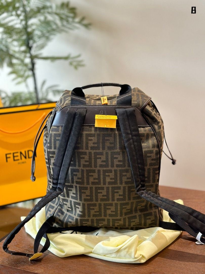 FENDI Zucca Monogram Backpack กระเป๋าเป้ FF ใบใหญ่จุของได้เยอะ นานๆจะมีมาในรูปแบบเป้ให้ครอบครองกันค่า! วันไหนๆ ในไทยหรือ ตปท.ใบเดียวจบ!! สินค้าแนะนำนาทีทองนี้ สามารถใข้ได้ทุกๆวัน ไม่ว่าจะในไทยหรือไป ตปท. ใบนี้เอาอยู่เลยค่า!!