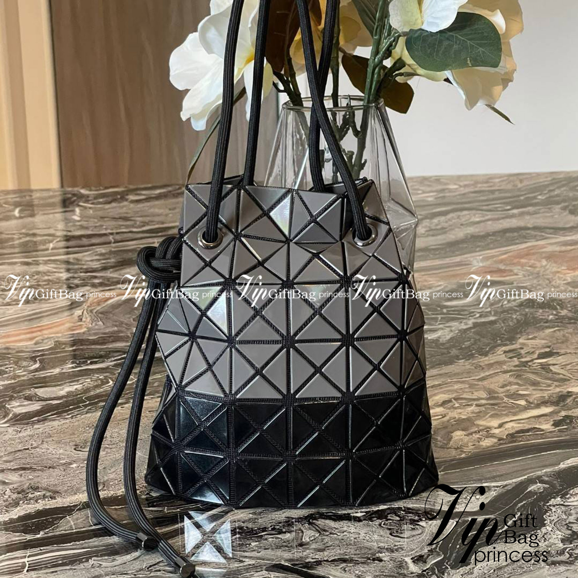 Baobao Issey Miyake Wring Small Bag กระเป๋าสะพายครอสบอดี้พร้อมสายรูดเปิดปิด สามารถปรับความยาวของสายได้ตามสไตล์ความชื่นชอบ ด้วยดีไซน์ทรงน่ารัก เหมาะสำหรับให้สาวๆหยิบใช้ในวันสบายๆ แต่เต็มเปี่ยมไปด้วยความคล่องแคล่ว ไฮไลต์ของซีซั่นนี้คือกระเป๋าที่มาพร้อมกับเช