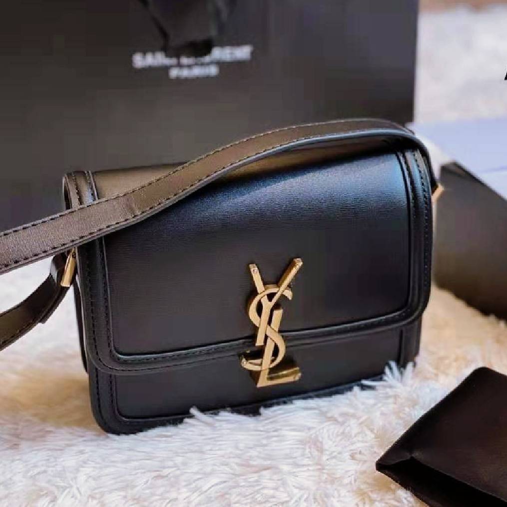 YVES SAINT LAURENT YSL BAG VIP GIFT WITH PURCHASE (GWP) พรีเมี่ยมกิ้ฟ Limited Edition จาก YSL DUTY FREE COUNTER วัสดุหนังแท้ Calfskin ทรงสี่เหลี่ยมหนังสวยหรูอยู่ทรงเปิดปิดด้วยฝาปิดโลโก้แบรนด์อะไหล่ทอง ภายในโล่งมีช่องหลัก และช่องย่อยสามารถใส่มือถือของใช้จุ