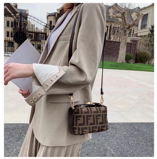 Fendi Tobacco Monogram FF Logo Zucca Buckle Belt Boston Mini Bag Brow Canvas Satchel กระเป๋าสะพายข้าง size mini สุดฮิต วัสดุ canvas จุของได้เยอะ ใส่iphone+ ได้ เปิดปิดด้วยซิป น่ารักมากกก ห้ามพลาดเลยค่ะใบนี้แนะนำสุดๆ มีสายสั้น+สายสะพายไหล่ ปรับสายได้