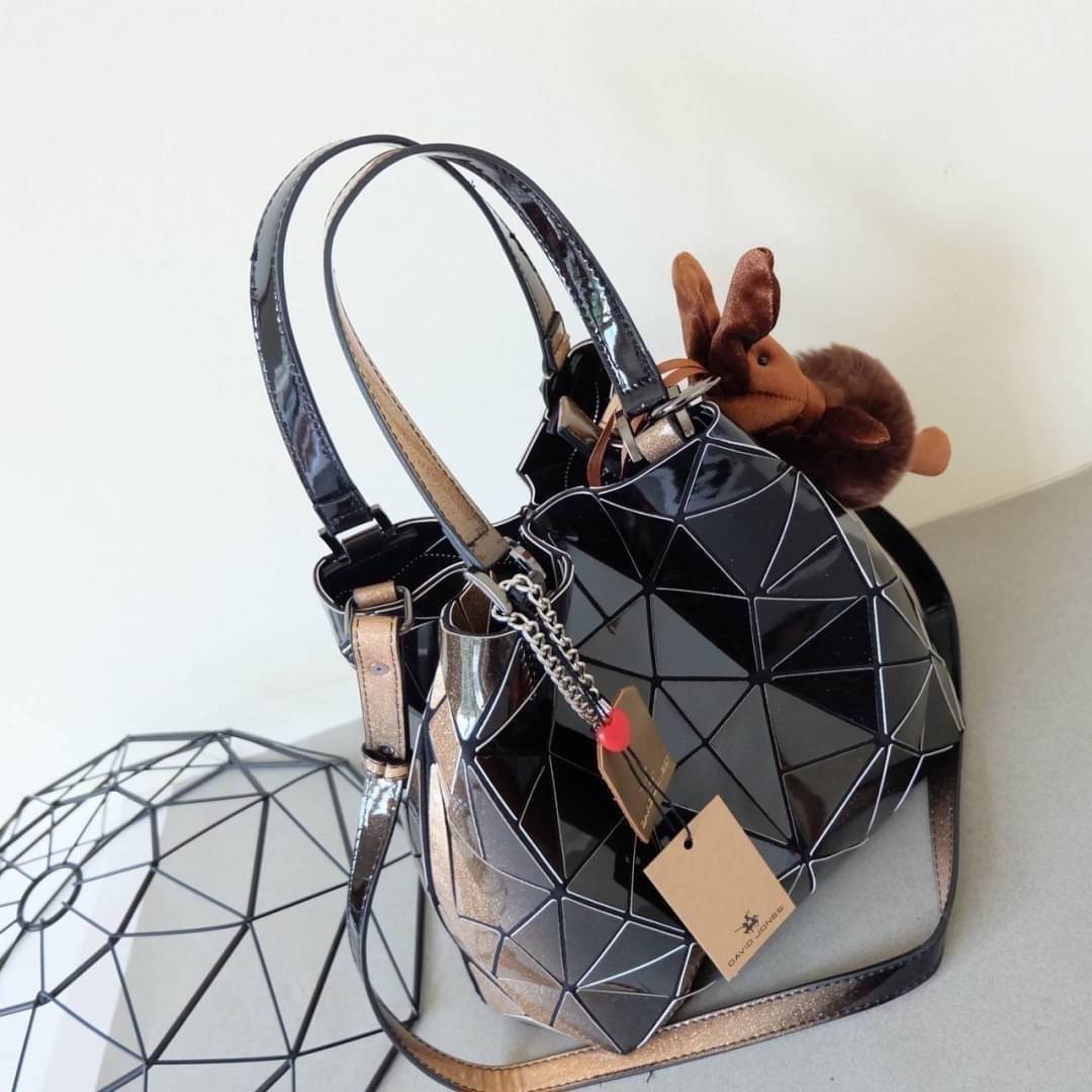 David Jones กระเป๋าสะพายข้างดีไซน์เกร๋มาก สีสวยหรูมาก ขนาดกะลังดีเลย น้ำหนังเบามากคะ ภายในมีช่องเก็บของจุกจิกได้ ฟรีตุ๊กตากระต่ายDV