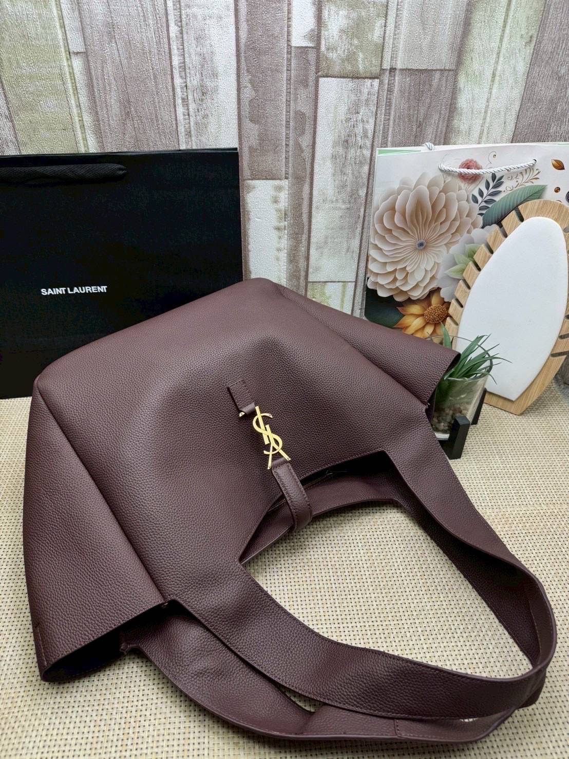 ORI หนังแท้ | YSL LE 5 À 7 BEA IN GRAINED LEATHER TOTE BAG กระเป๋าทรงโท้ทหนังแท้ลายเกรน สวยเด่นเป็นเอกลักษณ์ ดีไซน์เรียบแต่มาก สวยดูแพง ภายในโล่งกว้าง จุของได้เยอะ