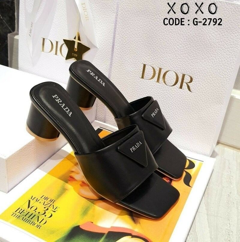 Prada งานสวม สวย เก๋ หรู วัสดุหนัง PU ส้นทรงกระบอกทรงกลม ใส่สบาย ใช้งาน ไม่เมื่อย น้ำหนักเบา ด้านหน้าติดอะไหล่แบรนด์โลโก้ทรงสามเหลี่ยม แมทส์ชุดง่าย