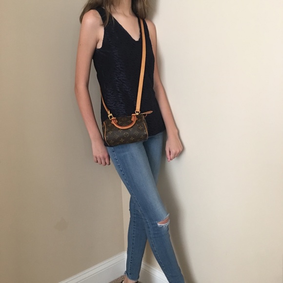 VIP GIFT 】LOUIS VUITTON NANO SPEEDY พร้อมส่งความน่ารักค่ะ! กระเป๋าทรงหมอนไซด์มินิ หนังแกะแท้นิ่มสวยงามค่ะ เปิดปิดกระเป๋าแบบซิป ภายในสามารถใส่มือถือได้ กระเป๋าเงินใบกลางได้ พาสปอร์ตได้ค่ะ