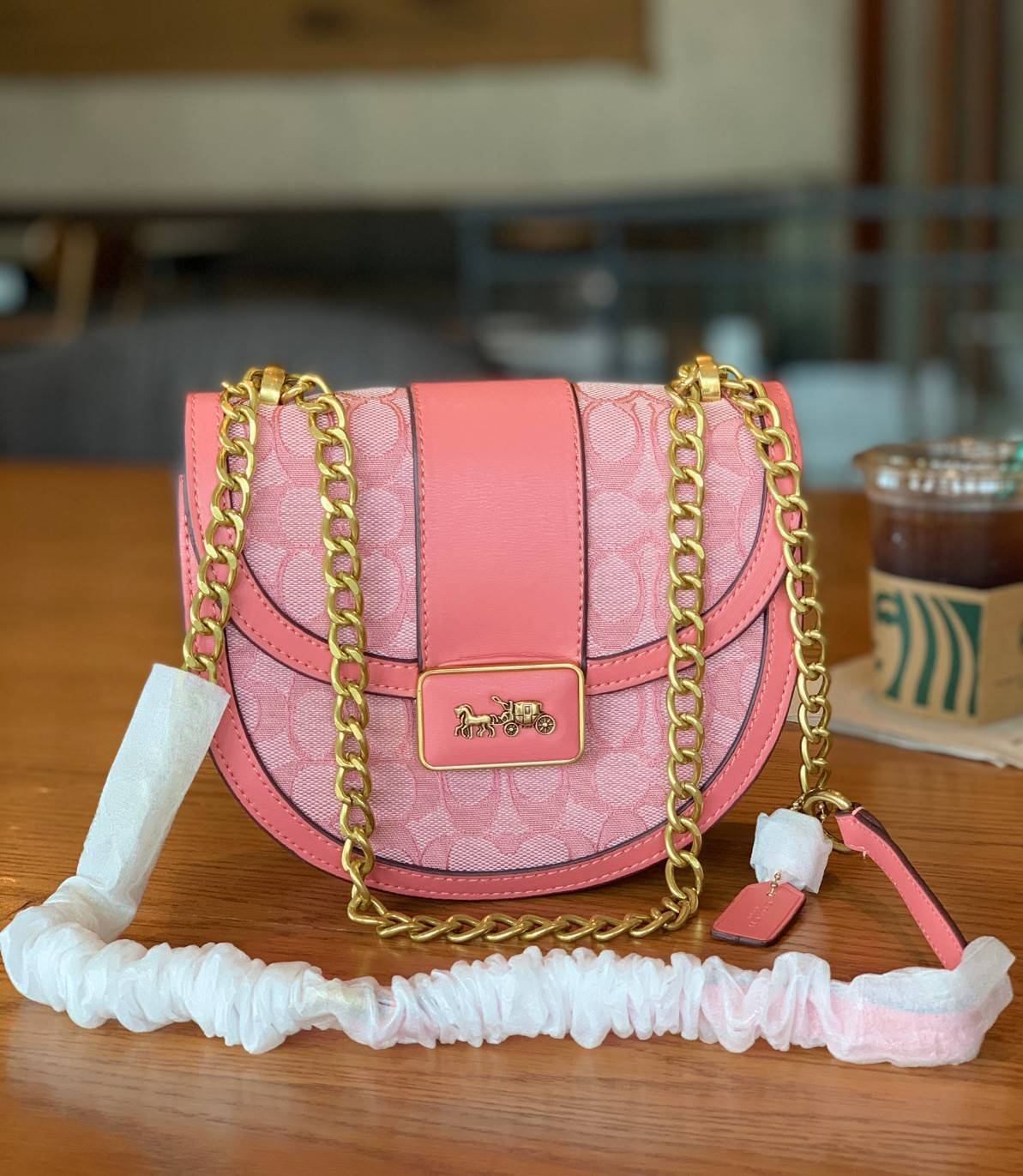 COACH ALIE SADDLE BAG JACQUARD IN SIGNATURE ((C4694//C3464)) พร้อมส่งที่ไทย รุ่นใหม่ล่าสุดค่ะ! กระเป๋าสะพายข้าง//ครอสบอดี้ร์//หรือทบสายคู่สะพายไหล่ได้ค่ะ วัสดุJacquard+หนังแท้ ได้สวยงามลงตัวมากๆ เปิดปิดกระเป๋าแบบกดล็อค มีอะไหล่โลโก้แบรนด์โดดเด่นปนคลาสสิค