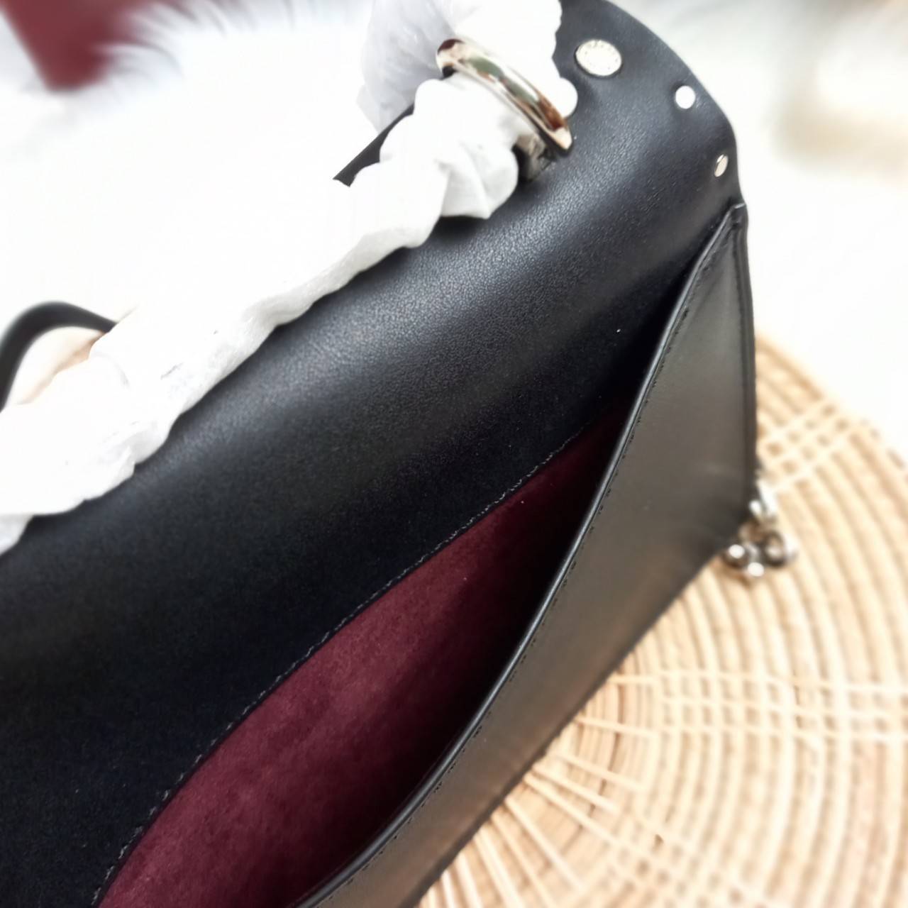 COACH KLARE CROSSBODY IN SIGNATURE CANVAS WITH RIVETS (90400) กระเป๋าถือ กระเป๋าสะพาย รูปทรงสวยงามสุดคลาสสิค แมทท์ง่ายเข้าได้กับทุกลุค แอบกระซิบดังๆนิดนึงว่า! ใบจริงสวยม๊ากก!!// วัสดุแคนวาส ผสมหนังแท้ อยู่ทรง รูปทรงสวยม๊ากก!// ด้านในแบ่งช่องให้ถึง 4 ช่อง 