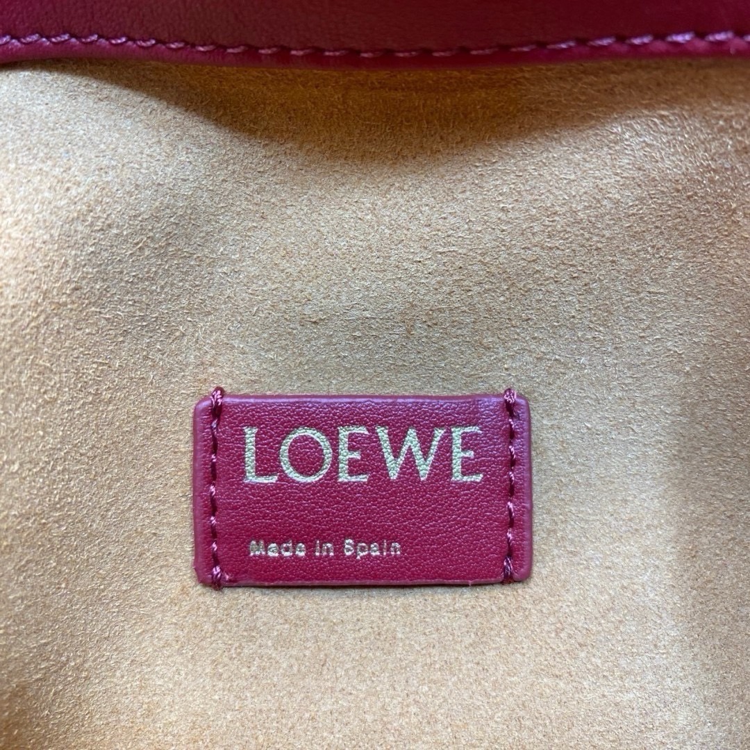 Loewe Medium Flamenco purse in mellow nappa ใหม่ล่าสุด กับแบรนด์หรู กระเป๋าสะพายงานหนังเต็ม หนังแท้สวยมาก ให้สัมผัสนุ่มสบายผิว มาพร้อมสายสะพายร้อยห่วงสีทองหรูหรา ตัดกับสีกระเป๋าสวยงามได้อย่างลงตัว