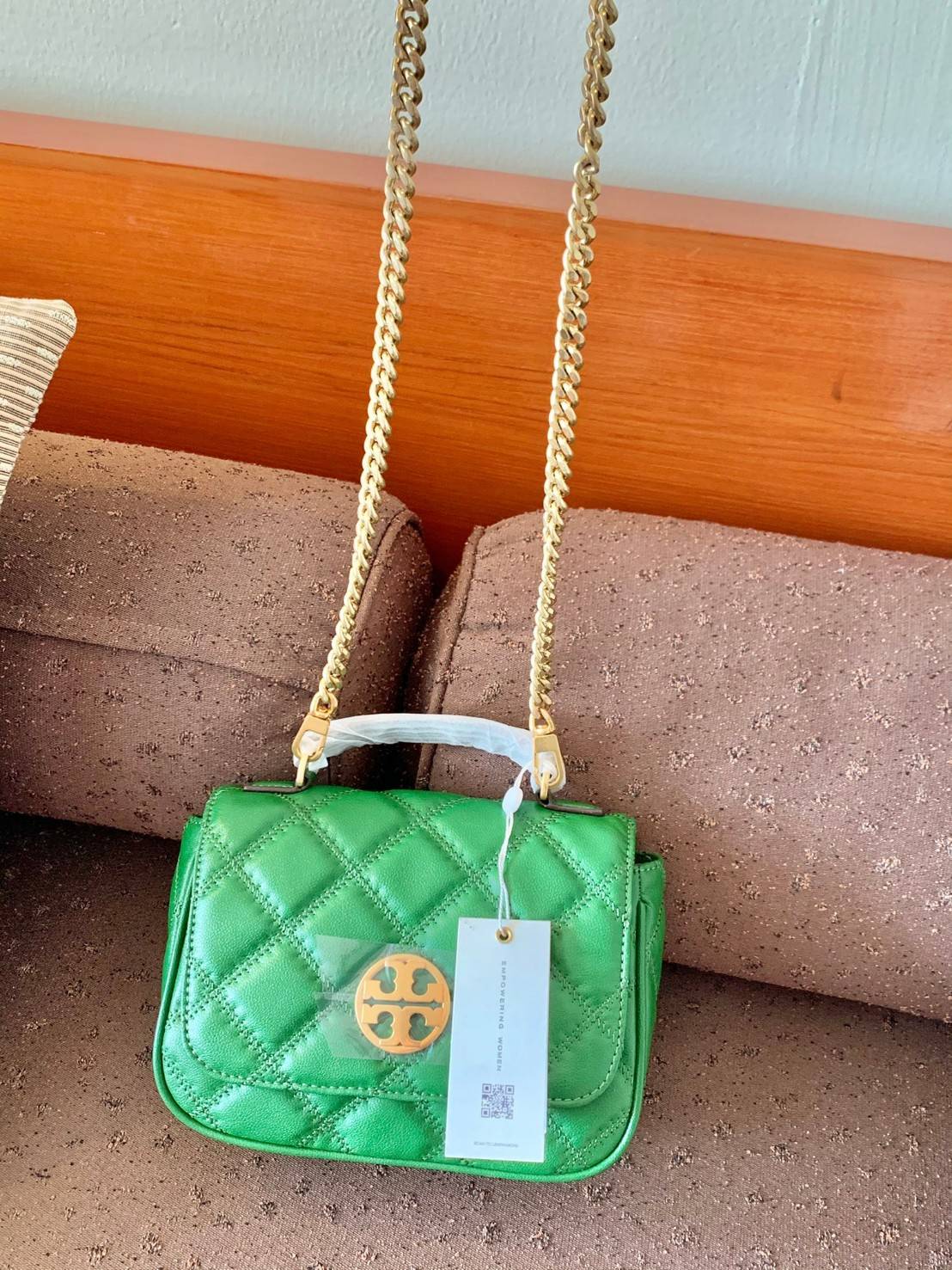 Tory Burch Willa Mini Top Handle Bag พร้อมส่งที่ไทย ใบจริงคือสวยสุดดไปเลยค่าา! กระเป๋าสะพายข้างหรือหิ้วก็เก๋ไปอีกเลยค่ะ! หนังแท้อย่างดี ลายนวมนิ่มมือดีมากค่ะ ด้านหน้ามีอะไหล่โลโก้แบรนด์ เปิดปิดกระเป๋าแบบกระดุมแม่เหล็ก ภายในสามารถใส่กระเป๋าเงินใบกลางได้;มื