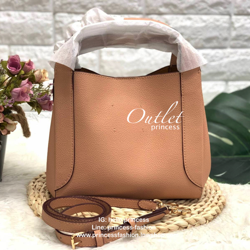 COACH HADLEY HOBO 21 BAG กระเป๋าถือหรือสะพายข้าง เรียบหรู หนังแท้ลายโทโก หนังนิ่ม ปรับเปลี่ยนได้ 2 ทรง ปากกระเป๋ามีกระดุมแม่เหล็ก พร้อมตะขอเกี่ยว ภายในกว้าง ใส่ wallet ยาว mini iPad และของใช้ได้จุ พร้อมสายสะพายยาส ถอด ปรับระดับได้ค่ะ Must have!