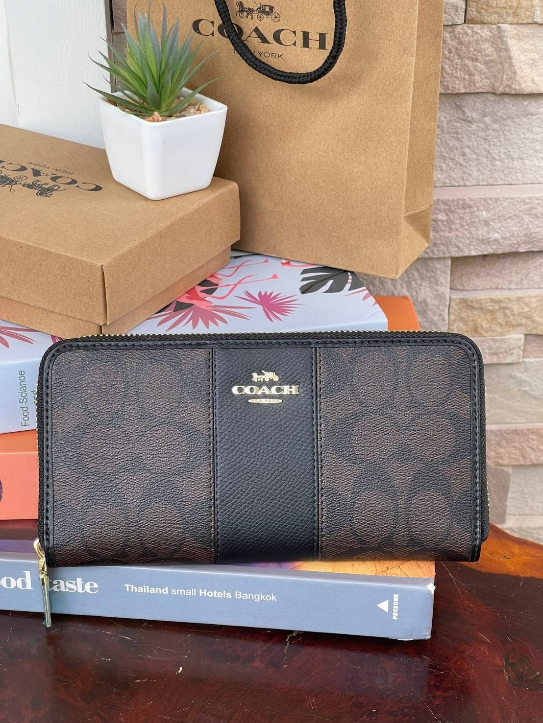 COACH F54630 ACCORDION ZIP WALLET IN SIGNATURE เป็นกระเป๋าสตางค์ที่เหมาะกับการใช้งาน นอกจากเพิ่มความมั่นใจแล้ว ยังทำให้ชีวิตของเราง่ายขึ้นอีกด้วย โดยการเปิดปิดแบบซิปรอบ สามารถใส่ธนบัตร เหรียญ บัตรต่างๆได้หลายใบเลยทีเดียว ขนาดของกระเป๋าสามารถถือแทนกระเป๋าค