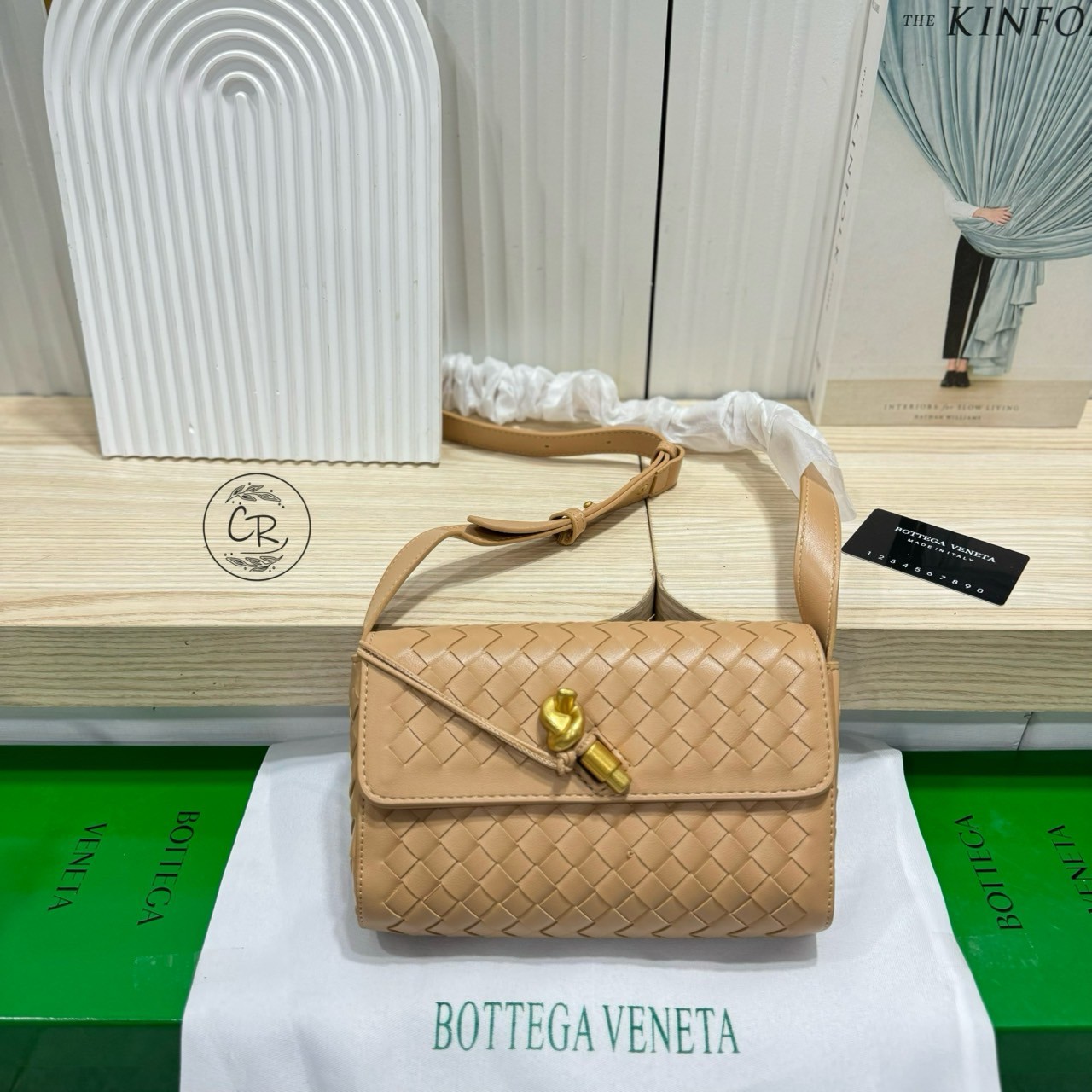 Bottega Veneta Andiamo Shoulder Bag กระเป๋าสะพายสุดชิค ถือเป็นคลัชหรือสะพายได้ ดีไซน์หนังสานตารางสวยโดดเด่นเป็นเอกลักษณ์ที่คงความเรียบหรูดูแพงไว้อย่างลงตัว