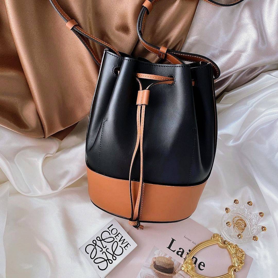 พรีเมี่ยมกิ๊ฟแท้ 100% 】LOEWE LEATHER BUCKET BAG VIP GIFT WITH PURCHASE GWP กระเป๋าถือหรือสะพายหนังแท้พรีเมี่ยมกิ๊ฟ Limited จาก LOEWE PERFUME DUTYFREE COUNTER รุ่นใหม่ล่าสุด Rare items สุดเลอค่า วัสดุหนังแท้ Lambskin หนังสวยอยู่ทรง ขนาดใหญ่กำลังดี น้ำหนักเ