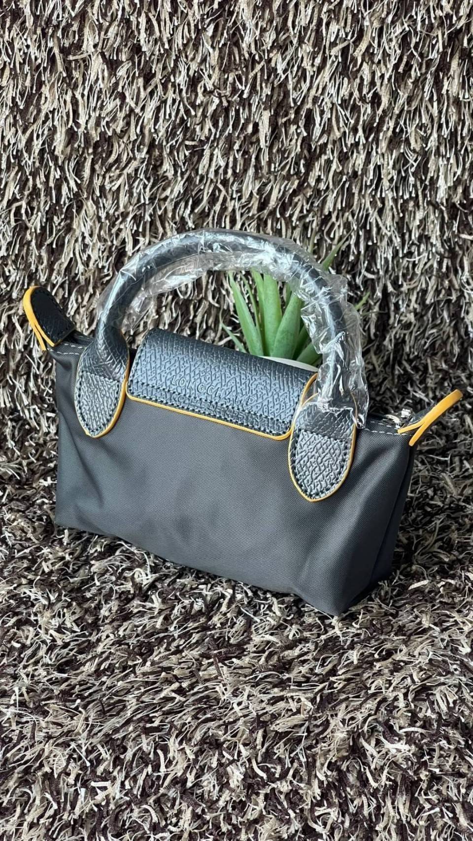 LONGCHAMP LE PLIAGE ORIGINAL Pouch with handle กระเป๋าถือขนาดมินิทรงpouch ให้ความหรูหราจาก Le Pliage (เลอ ปลิยาจ) ในขณะที่ที่ปิดแบบซิปช่วยให้คุณมั่นใจได้