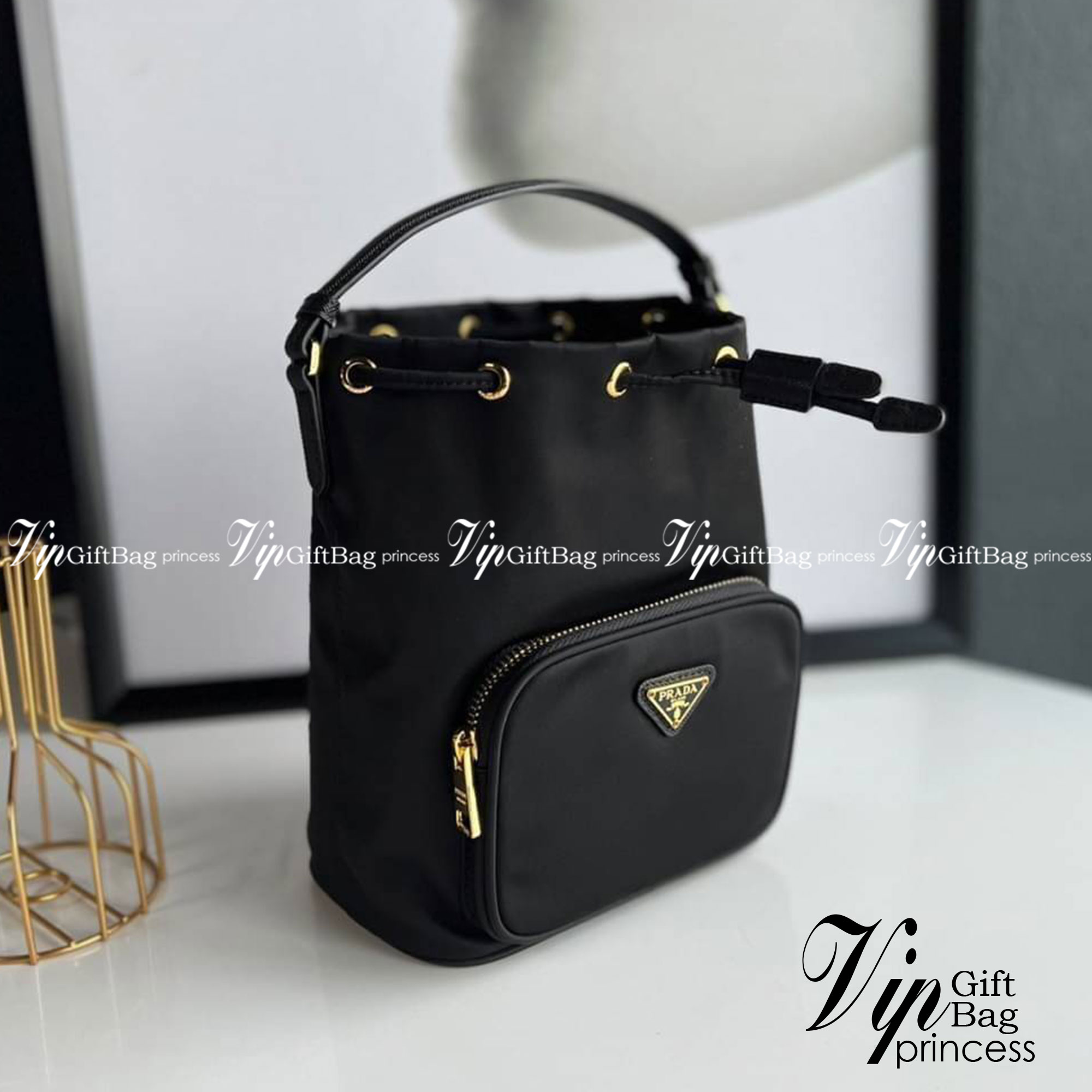 Prada Duet Re-Nylon Bucket shoulder bag / Prada Nylon bucket bag Pastel เกรดใช้สลับใบจริง ออริจินอล ใช้งานต่างประเทศได้ น้องสาวสุดสวยมาให้จับจองอีกหนึ่ง สีพาสเทลน่ารักละมุนมากๆ ค่ะ กระเป๋าสะพายข้าง ทรงขนมจีบ ไซส์มินิ ขนาดน่ารักน่าใช้มาก วัสดุขอบหนังแท้ แล