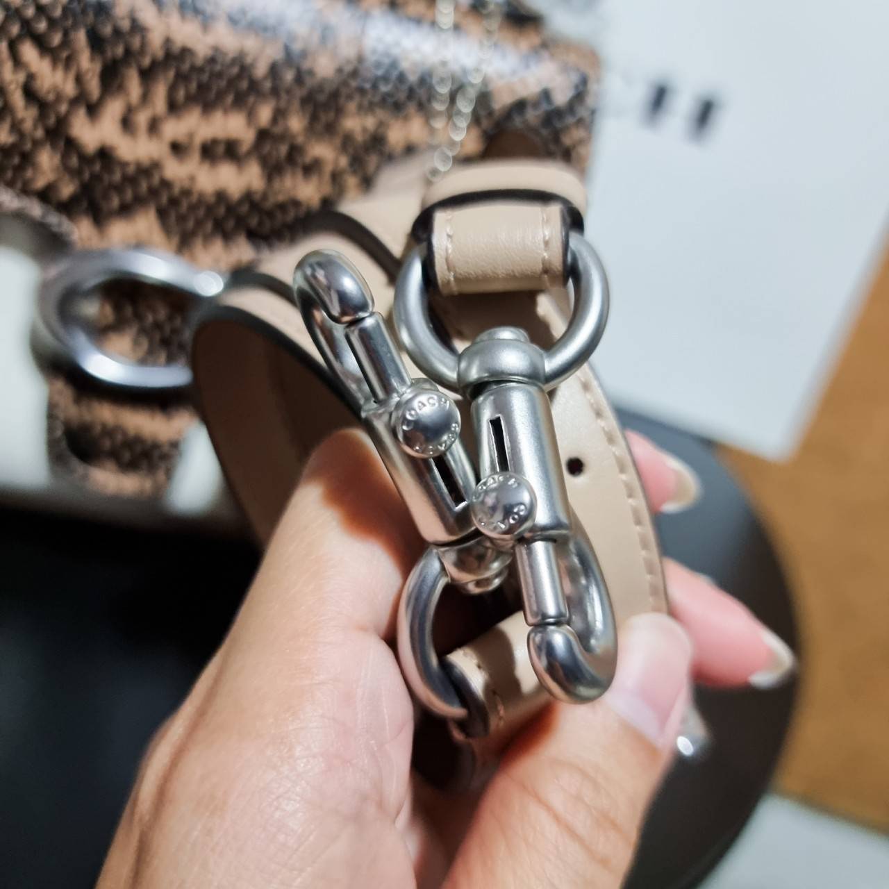 OUTLET 】COACH TABBY TOP HANDLE 20 LEATHER BAG หรูหรามากๆค่ะ สินค้าแนะนำ!! กระเป๋าถือ//สะพายข้างได้ วัสดุหนังแท้อย่างดี หนึ่งใบทำหนัง2แบบได้อย่างลงตัว สวยงาม มีอะไหล่ตัวC ใหญ่ด้านหน้าโดดเด่นหรูมากๆค่ะ 🔺เปิดปิดแบบกดล็อค ภายในมี2ช่องสำหรับใส่ของ สามา