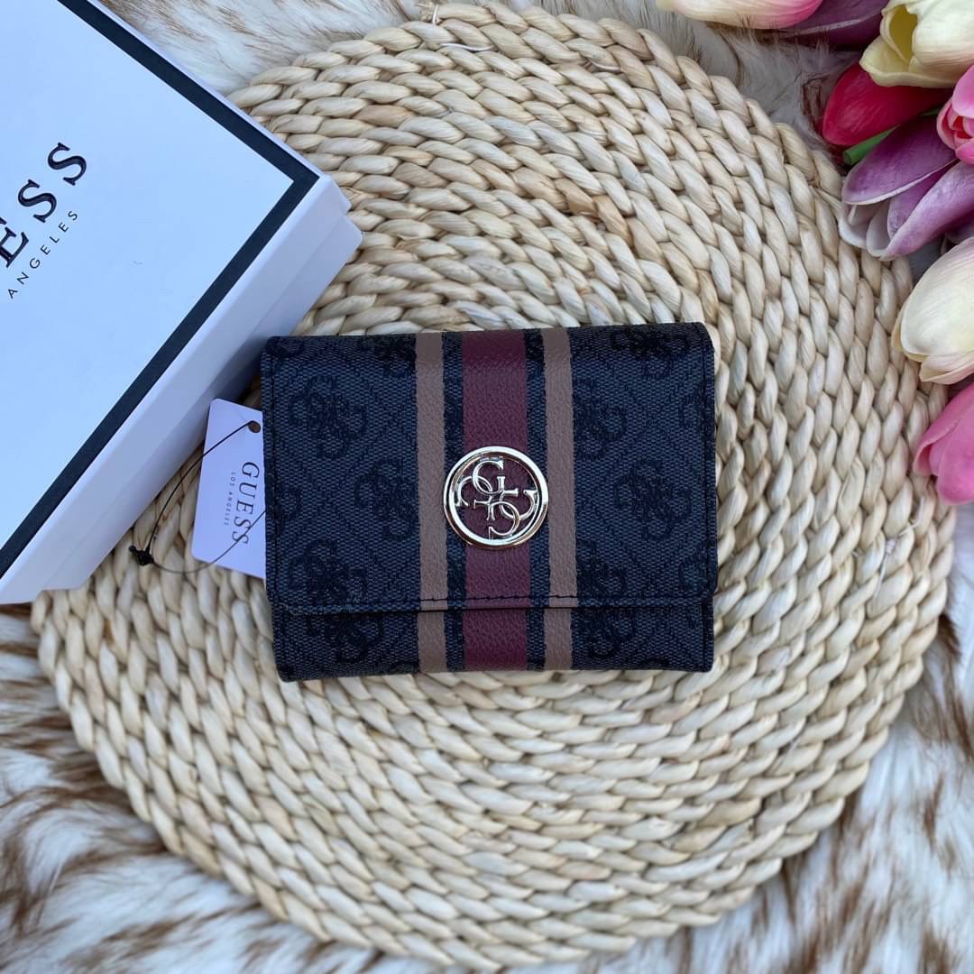 Guess wallet กระเป๋าสตางค์ใบสั้นซิปรอบทั้งใบ หนังลายแบรนด์ทั้งใบด้านหน้าติดโลหะโลโก้แบรนด์ หนังดีงามมาก