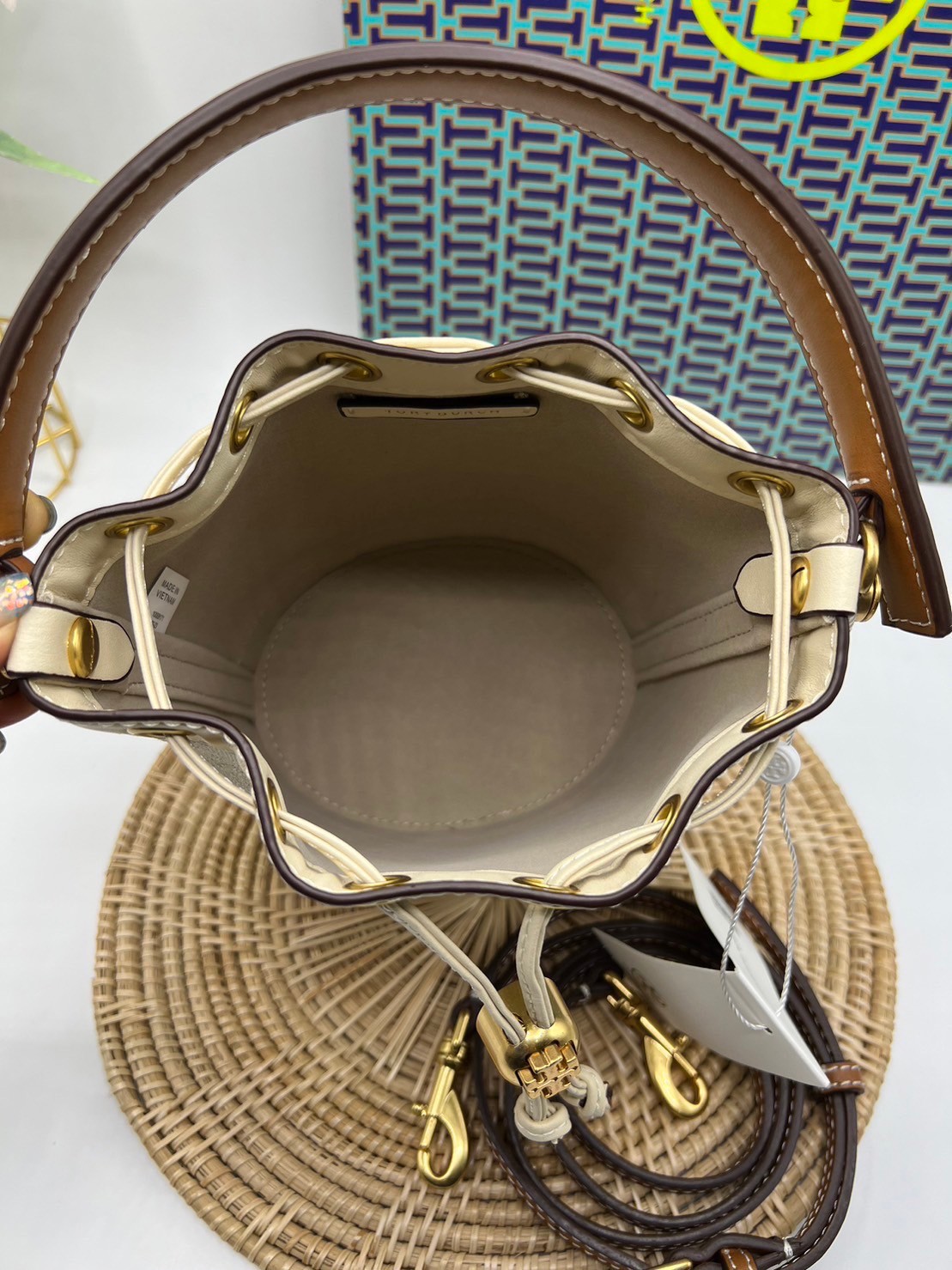 TORY BURCH Mini T Monogram Bucket Bag / Tory Mini Bucket Bag กระเป๋าทรงบัคเก็ต ไซส์มินิสุดคลาสสิก กระเป๋าทรงขนมจีบ