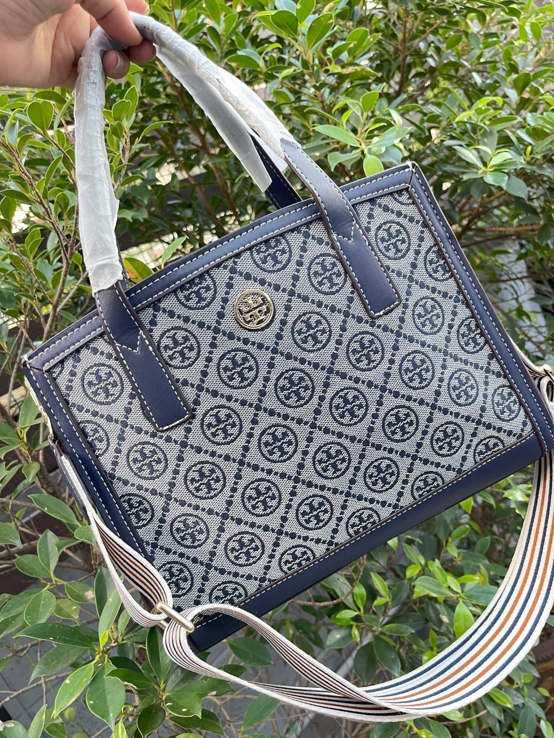 Tory burch T monograme Walker small sacthel คอลเลกชั่นนี้เป็นกระเป๋าที่ตอบโจทย์สาววัยทำงานอย่างมาก ใช้เป็น Everyday Bag สำหรับสาว ๆ เหมาะกับการใช้งานทุกช่วงเวลา ลวดลายของ T Monogram สุดคลาสสิก ตกแต่งขอบด้วยหนัง ยังจุของได้เยอะตอบโจทย์สาว ๆ ที่มีของใช้ส่วน