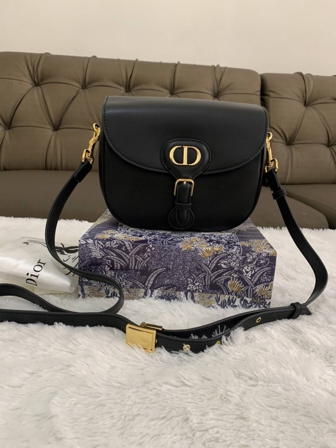 Dior Bobby Bag (GWP) พรีเมี่ยมกิ้ฟ Limited Edition วัสดุหนังแท้ Calfskin อะไหล่ทอง กระเป๋าหรูยอดฮิต ดีไซน์เป็นทรงโค้งเรียบหรูแบบโบฮีเมียนนิดๆ ด้านหน้าประดัลโลโก้ CD เด่นชัด ตอกย้ำความเป็นแบรนด์หรู Christian Dior แมทกับชุดได้ง่าย ใช้ได้ทุกวัน ทั้งสะพายไหล่