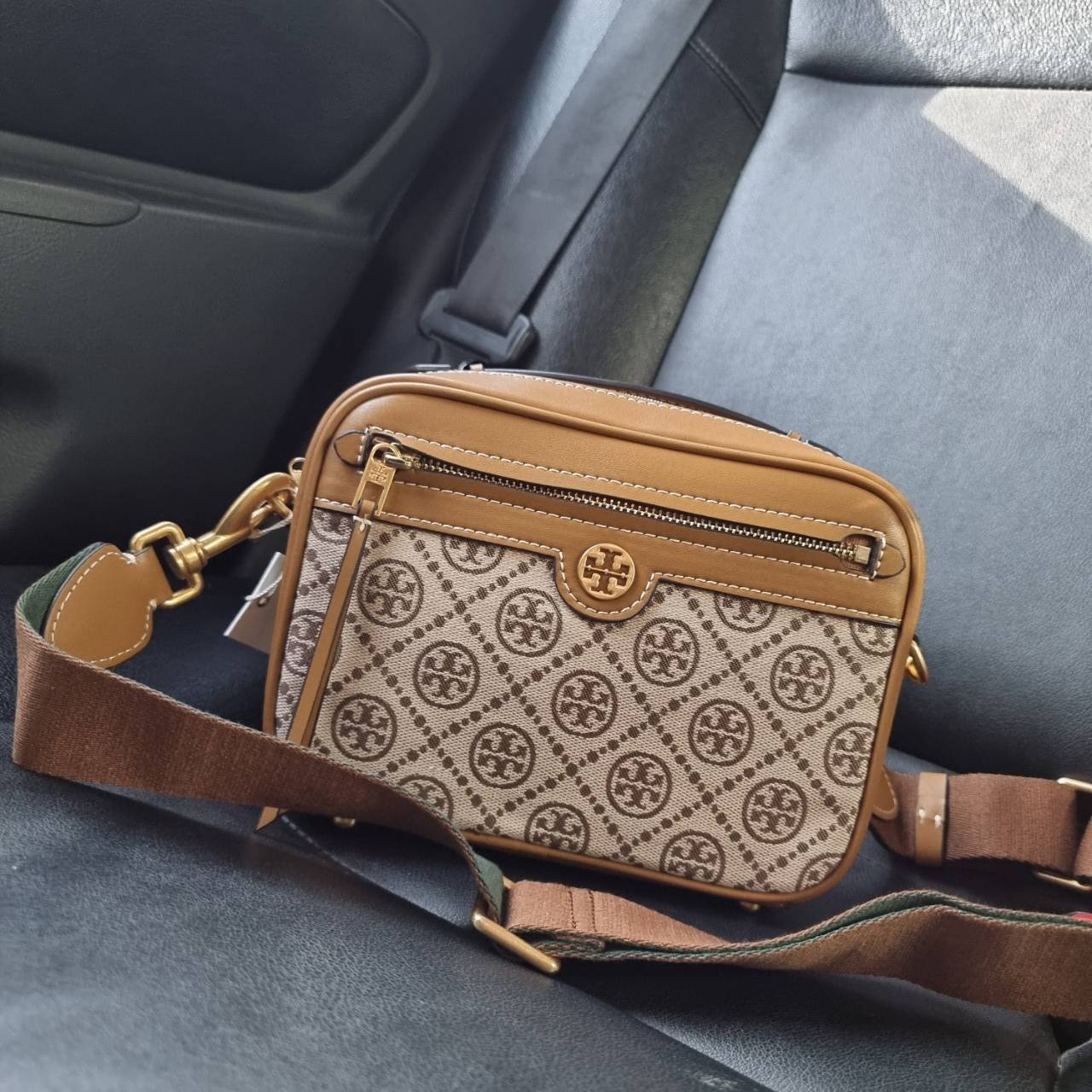 TORY BURCH T MONOGRAM JACQUARD CAMERA BAG ใหม่ล่าสุด ยังไม่เข้าช็อปไทยน้า จัดมาให้สวยเลิศก่อนใคร!! สี hazel ใหม่ หรู ผู้ดีมากๆ กระเป๋าสะพายข้างทรงกล่อง ใช้งานง่าย วัสดุ jacquard woven สลับหนังแท้ มีซิปเปิดปิดด้านหน้า และช่องหลัก ดีไซน์ออกมาให้ดูคลาสสิควิน