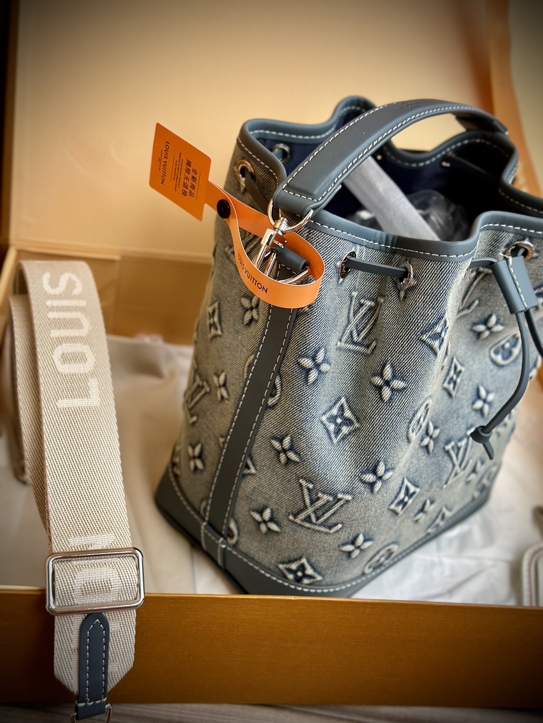 LV Nano Noé Denim Vintage Bag / LV Bucket Bag กระเป๋าทรงบัคเก็ตเดนิมสไตล์วินเทจ รุ่นใหม่ปั้มลายโมโนแกรมบนเดนิมสุดไอคอนิก ที่ใครเห็นต้องเป็นคลั่งรัก ผู้ดี หรูหราได้ทุกลุค ทุกสไตล์