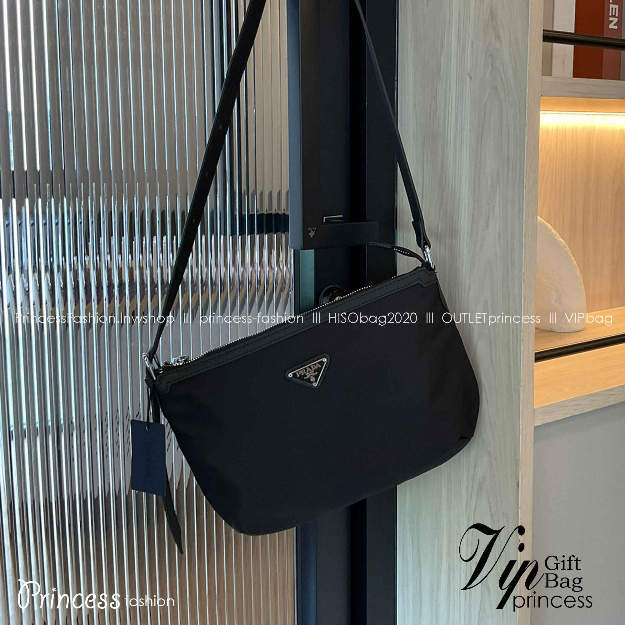 Prada Nylon Crossbody Bag กระเป๋าผ้าไนล่อน ตามแบบฉบับของแบรนด์ เลิศมาก สะพายเป็น shoulder bag หรือ Crossbody ก็ได้คะ ขนาดกำลังดีคะ ตัวกระเป๋าเบามาก เปิดปิดด้วยซิปรูดด้านมีช่องซิปแยกใส่ของ สามารถใส่มือถือได้ทุกรุ่น