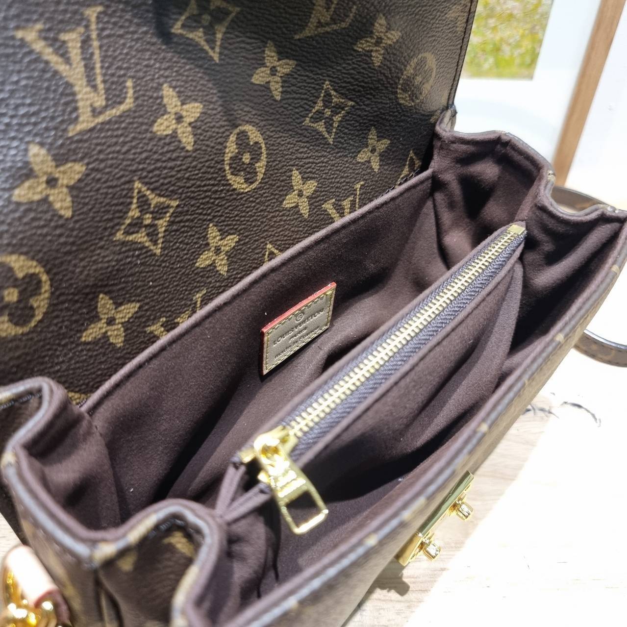 LV Pochette Metis East West Monogram Canvas กระเป๋ามัลติฟังก์ชั่น ดีไซน์กะทัดรัด สะดวกพกพามากๆ และพิเศษสุดๆมีสายมาให้ถึง 2 แบบ