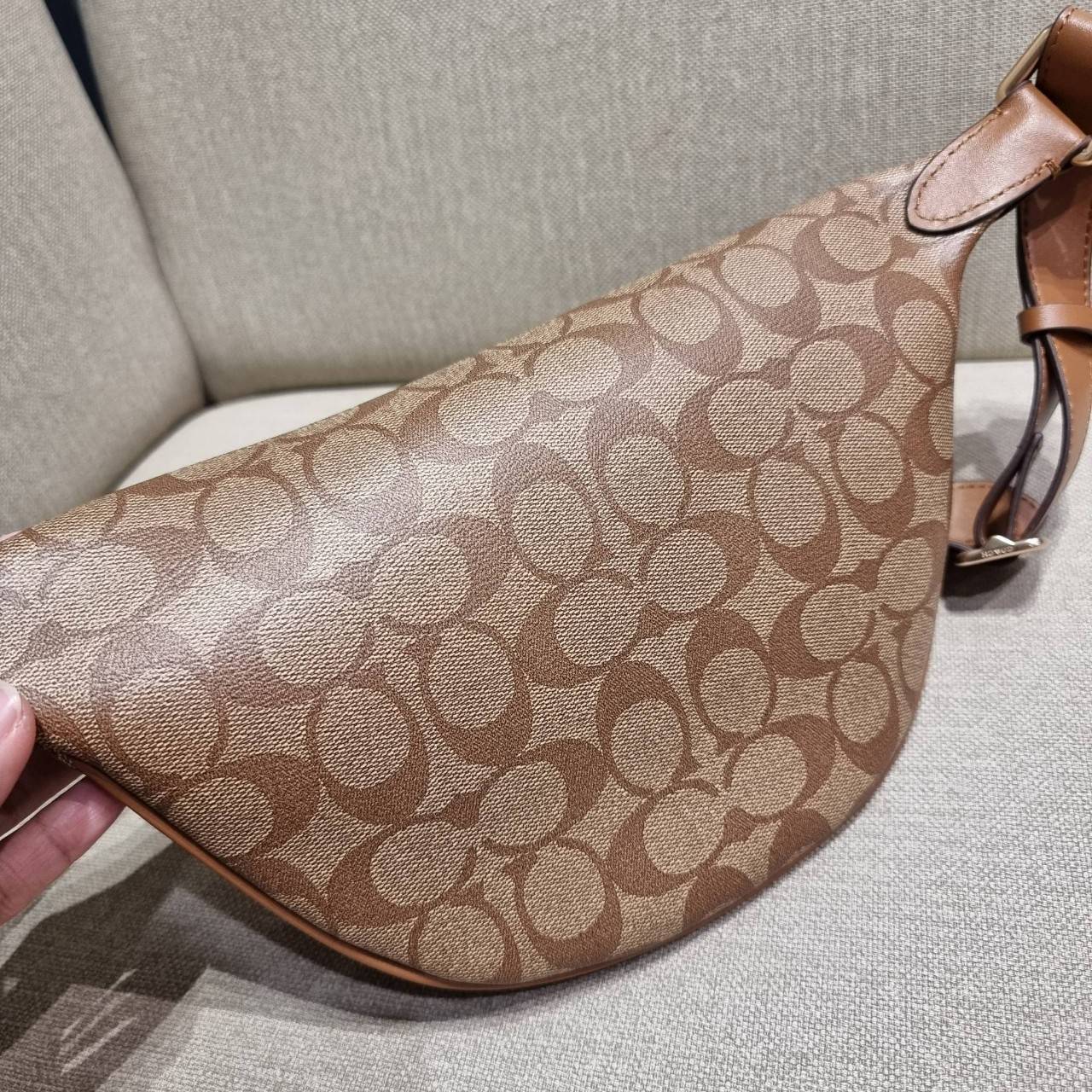 COACH F48740 BELT BAG IN SIGNATURE CANVAS กระเป๋าคาดอกทรง Unisex ที่ขายดีถล่มทลาย!! ขายได้ตลอดปี!! สวยเท่ทุกสี วัสดุหนังแคนวาสเคลือบคุณภาพดี ทนทาน ใช้งานง่าย ภายในเป็นช่องโล่ง เหมาะสำหรับคนที่ชอบพกอะไรง่ายๆ รับรองตอบโจทย์น้า