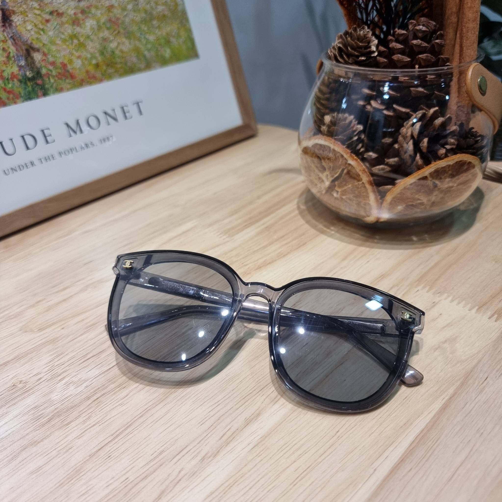 Chanel eye-glasses UV protection gift Box set สุดคุ้ม มาพร้อมอุปกรณ์ครบเซ็ท ดีไซน์ชิคมากแม่!! รับรองไม่ซ้ำใคร ใส่เสริมโหงวเฮ้ง ดูผู้ดี มีพกติดตัวไว้ไม่ตกเทรนด์ ใช้ได้ทุกโอกาส ทุกสถานการณ์ ใส่ที่บ้านถนอมสายตา