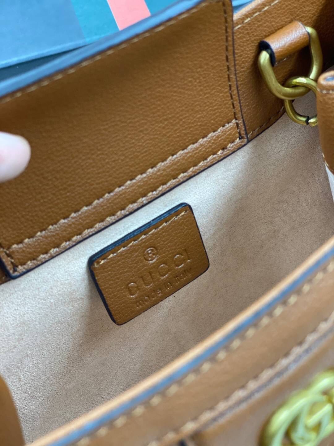 VIP GIFT 】หนังแท้ GUCCI Diana mini tote bag กระเป๋างานหูไม้ไผ่สุดคลาสสิก ดีไซน์มาใหม่พร้อมเข็ดขัดหนังสีสะท้อนแสงประดับตรงหูกระเป๋า ขนาดมินิกำลังน่ารักเลยค่ะ วัสดุหนังแท้ อะไหล่ทอง งานสวยตั้งอยู่ทรง มีสายสะพายยาว 1เส้น สามารถปรับระดับได้-ถอดได้ งานเก๋ไก๋ที