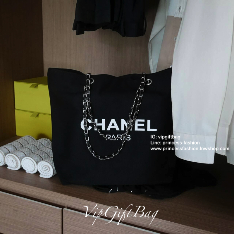 อะไหล่เงิน New Arrival!! พร้อมส่งที่ไทย ตามคำเรียกร้อง CHANEL VIP CANVAS TOTE BEAUTY GIFT TOTE CANVAS GOLD HARDWARE CHAIN STRAPS วัสดุทำจาก **ผ้าแคนวาสหนา บุด้วยผ้าซับอีกชั้น ด้านหน้ามีโลโก้แบรนด์ ตรงอะไหล่ปั้มแบรนด์ทุกจุด ตัวสายทำจากโซ่ เรียบ หรู ดูดี ใส