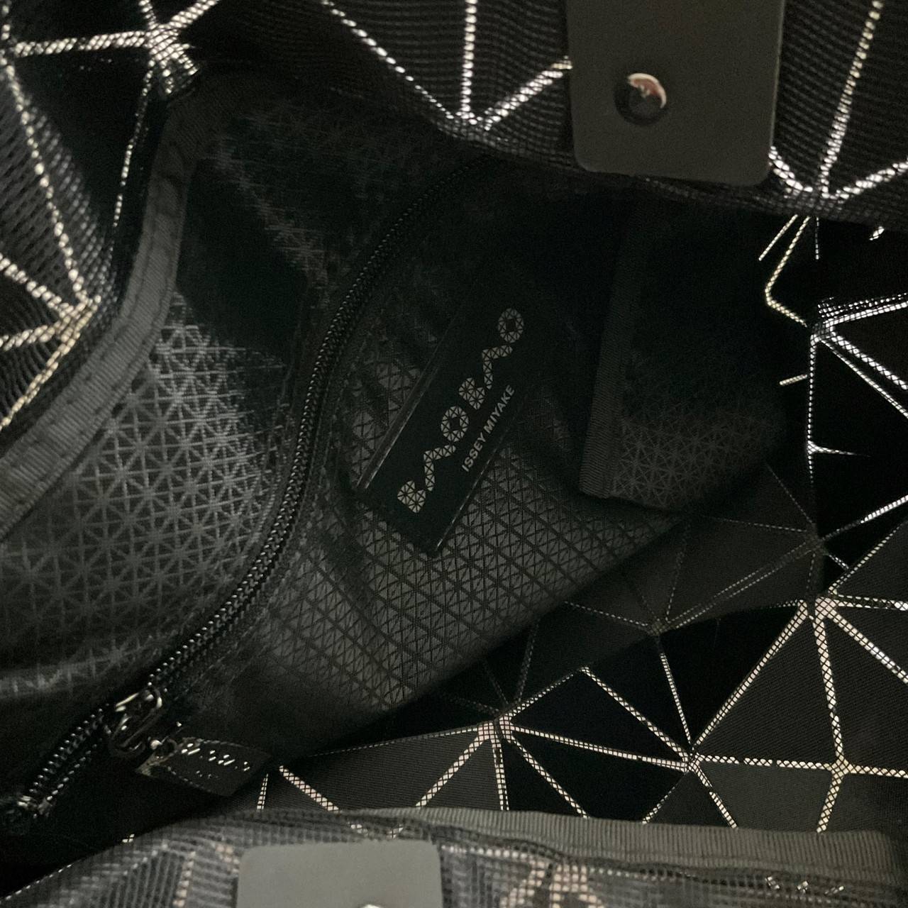 BAO BAO ISSEY MIYAKE TOTE BAG (6x6) กระเป๋าสะพายไหล่ ใบใหญ่ ทรงโท้ท จุดเด่นคือ ปรับได้หลายทรงตามเอกลักษณ์เฉพาะของแบรนด์นี้ ด้านในใส่ของได้เยอะมาก ใส่ไอแพด สมุดโน้ตได้สบายเลย พร้อมช่องซิปใส่ของให้อีกหนึ่งช่อง วัยทำงานหรือวัยนักศึกษา อย่างน้อยต้องมีแบรนด์นี