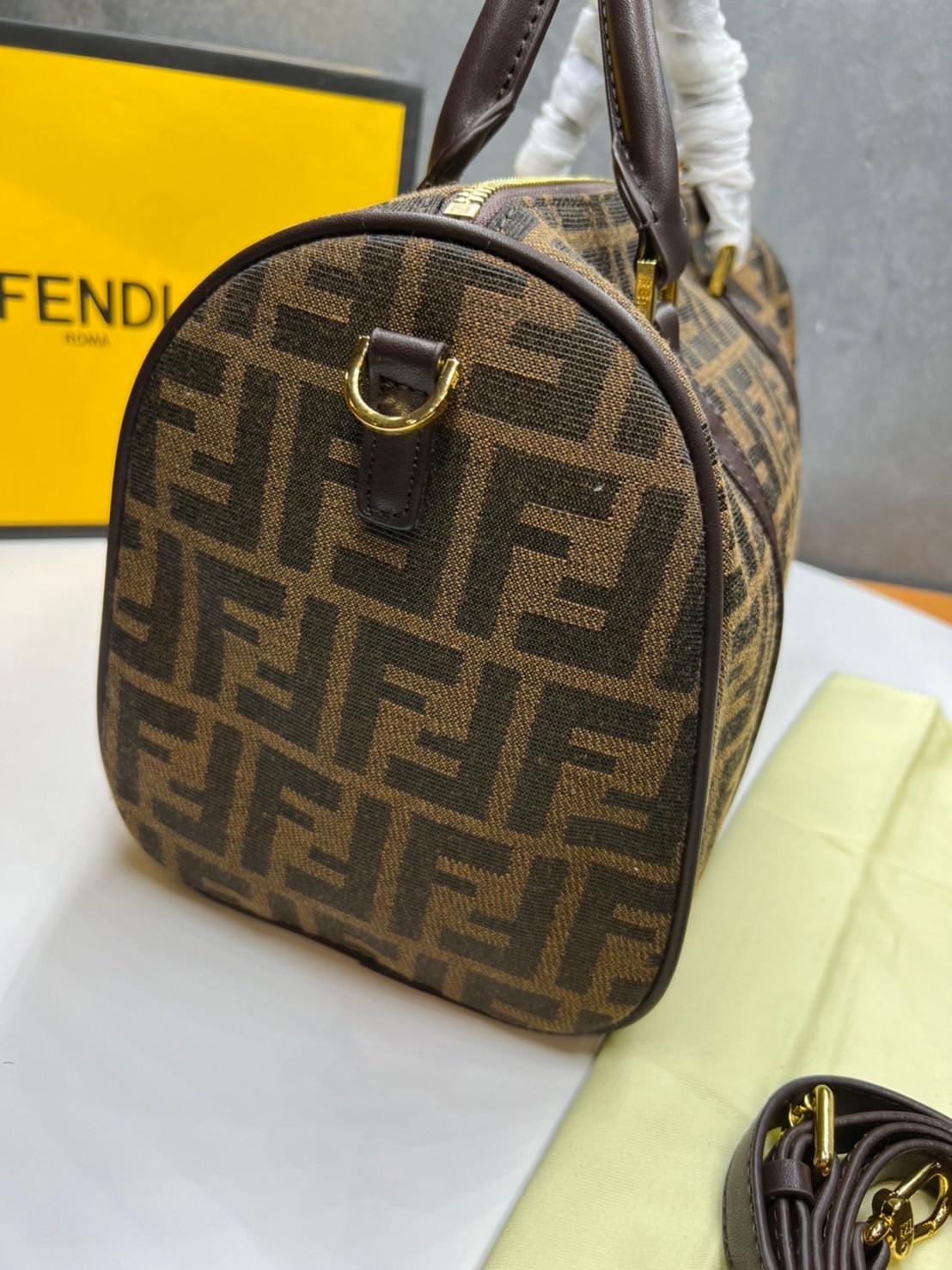 หนังแท้ Fendi Keepall 30 cm / Fendi Travel Bag / Fendi Boston Vintage Bag พร้อมส่งที่ไทย Tobacco Zucca Canvas and Gold hardware. กระเป๋าเดินทางใบใหญ่กำลังดี ภายในโล่งกว้าง จุของได้เยอะ พร้อมส่งที่ไทย ภาพสินค้าถ่ายจากงานขายจริง ใช้งานต่างประเทศได้