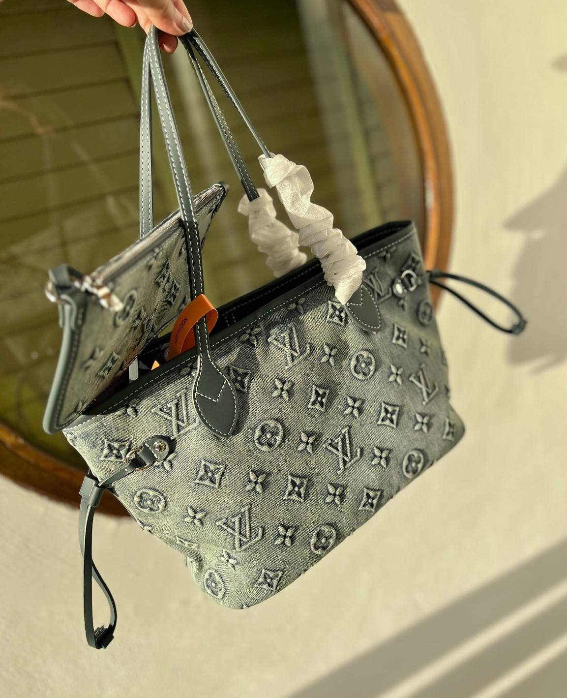 LV Neverfull Denim Tote Bag กระเป๋าสะพายทรงโท้ทเดนิมลายโมโนแกรมปั้มนูนคมชัดสวยหรูลัคชู สุดคลาสสิค ดีไซด์ใหม่ กับกระเป๋าทรงที่สามารถใช้ได้กับทุกๆวัน วัสดุเดนิมหนานิ่มอย่างดี ทอลายแบรนด์แบบ3Dนูนคมชัดสวยมากๆค่ะ