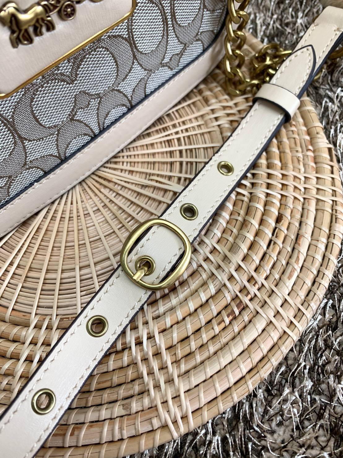 ใบจริงสวยหรูมากๆค่ะ💥 COACH ALIE TOP HANDLE IN SIGNATURE JACQUARD ((C4822)) พร้อมส่งที่ไทยค่ะ! กระเป๋าหิ้ว//สะพายข้าง วัสดุ Jacquard+หนังแท้ได้ลงตัวสวยงามมากๆค่ะ คลาสสิคสุดๆ เปิดปิดกระเป๋าแบบกดล็อค ช่องหลักกางออกได้กว้างสามารถใส่กระเป๋าเงินใบกลางได