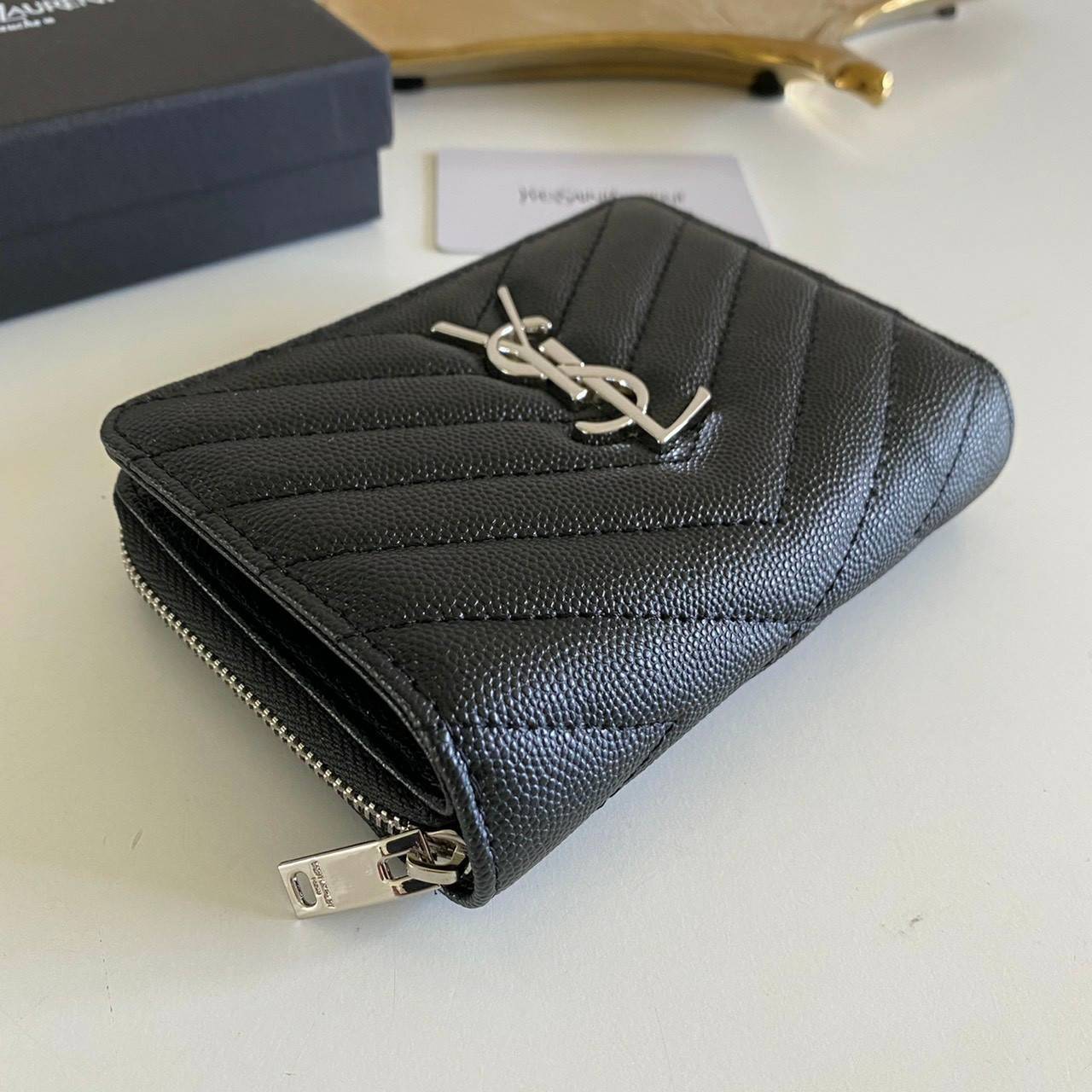 VIP GIFT 】หนังแท้ YSL Saint Laurent monogram compact zip short wallet มาแล้วจร้า ถามหากันเยอะมากๆ กระเป๋าสตางค์ใบสั้นที่ใส่แบงค์ ใส่บัตร ใส่เหรียญได้เยอะสุดๆ มีสองด้านซิปและพับ ใบเดียวครบจบเลย หนังสวยมาก ละเอียดสุดๆ