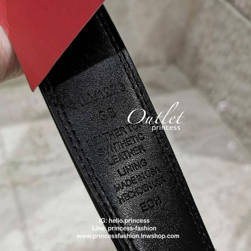 Levie's men reversible Leather Belt Gift Box รุ่นยอดนิยมสายเข็มขัดด้านหนึ่งเป็นสีดำอีกด้านเป็นสีน้ำตาลสามารถสลับด้านใช้ได้ หัวเข็มขัดอะไหล่โลหะปั้มโลโก้สามารถปรับพลิกหน้าหลังได้ดีไซน์คลาสสิคเข้าได้กับทุกชุดสายสามารถปรับได้หลายระดับ แข็งแรงทนทานสินค้า