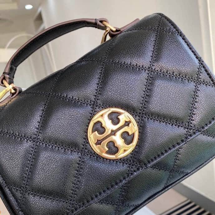 Tory Burch Willa Mini Top Handle Bag พร้อมส่งที่ไทย ใบจริงคือสวยสุดดไปเลยค่าา! กระเป๋าสะพายข้างหรือหิ้วก็เก๋ไปอีกเลยค่ะ! หนังแท้อย่างดี ลายนวมนิ่มมือดีมากค่ะ ด้านหน้ามีอะไหล่โลโก้แบรนด์ เปิดปิดกระเป๋าแบบกระดุมแม่เหล็ก ภายในสามารถใส่กระเป๋าเงินใบกลางได้;มื