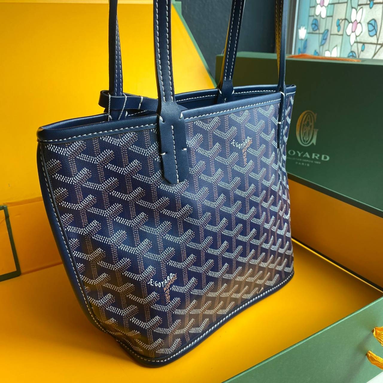 ori GOYARD saint louis mini tote reversible bag / GOYARD ANJOU TOTE MINI กระเป๋าทรงโท้ตมินิ ใช้ได้สองด้านเป็นหนังแท้เกรดดีทั้งใบ ทำให้การใช้งานได้ทนทานกว่า พิมพ์ลายคมชัด ขนาดกำลังน่ารัก ภายในโล่งกว้าง ใส่ของได้เยอะพอสมควรเลยค่ะ ดีไซน์ทรงสวยน่าใช้ แค่ถ