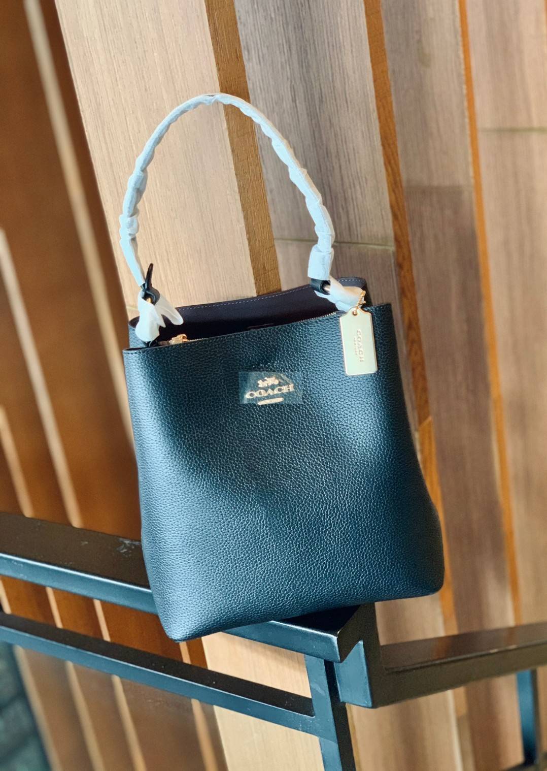 ถังใหญ่พร้อมส่งแล้วค่าา ห้ามพลาด❗️ COACH TOWN BUCKET BAG((91122)) 📣พร้อมส่ง ไซด์ที่สาวๆรอคอยค่ะ! ✔️กระเป๋าทรงถังใบใหญ่ สุดฮิตอีกรุ่นที่สาวๆต้องมีติดตัว ✔️หนังแท้ หนังจริงสวยมาก นิ่มมือดีด้วยนะคะ