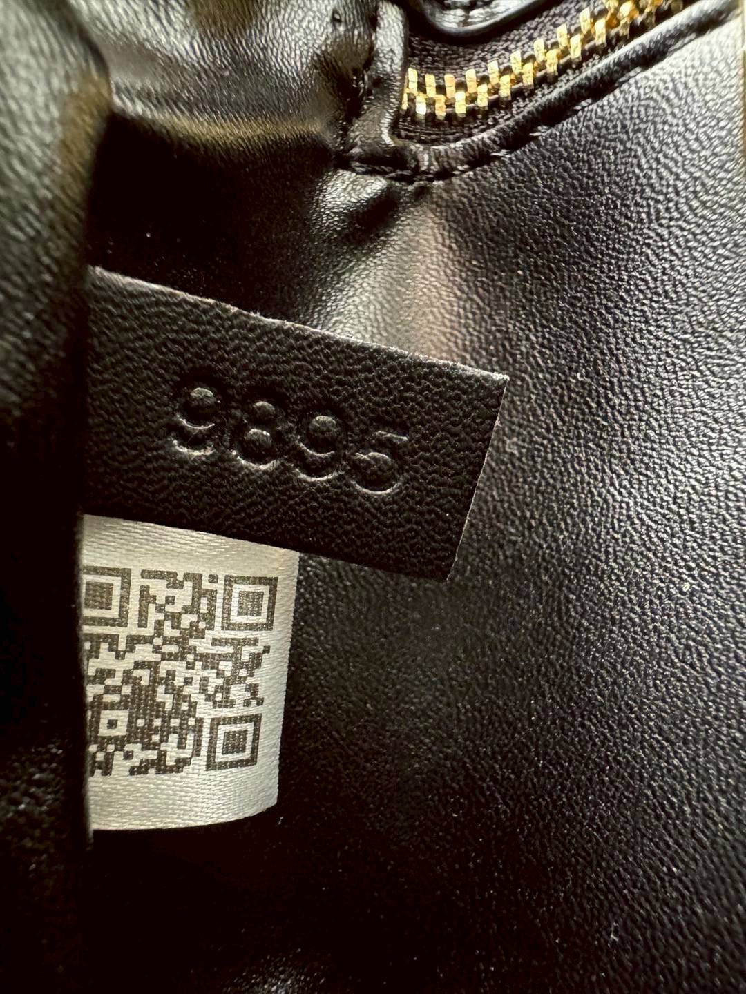 CELINE Teen BESACE in Triomphe canvas and leather กระเป๋าสะพายข้าง รูปทรงย้อนยุค สไตล์วินเทจลัคชู ภายในเป็นช่องโล่ง มีช่องย่อยให้อีก เป็นไอเท็มที่ควรต้องมีจริงๆ