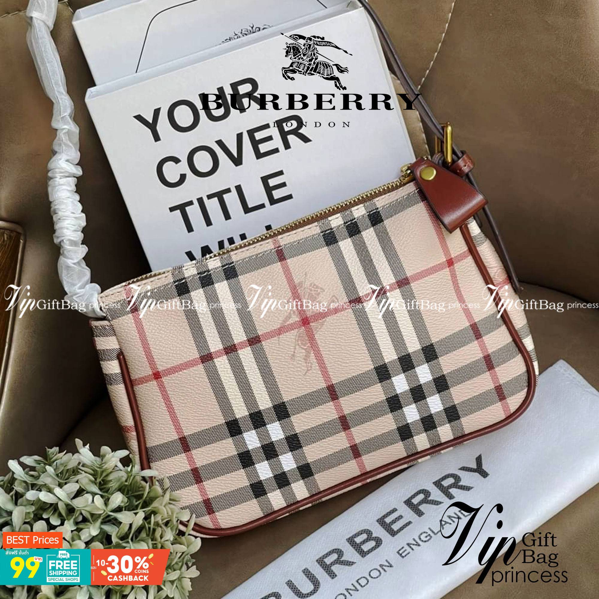VIP 】Burberry Nova Check Small Shoulder Bag กระเป๋าสะพายไหล่ Vintage Check ที่ถือว่าเป็นสัญลักษณ์อันเก่าแก่ของแบรนด์ ภายในเป็นช่องโล่งกว้าง และมีคุณสมบัติการใช้งานที่ครบครัน อีกทั้งยังเปิด-ปิดง่ายด้วยซิปเดียว มีอะไหล่โลหะสีทองที่ช่วยให้กระเป๋าดูหรูหรามากย