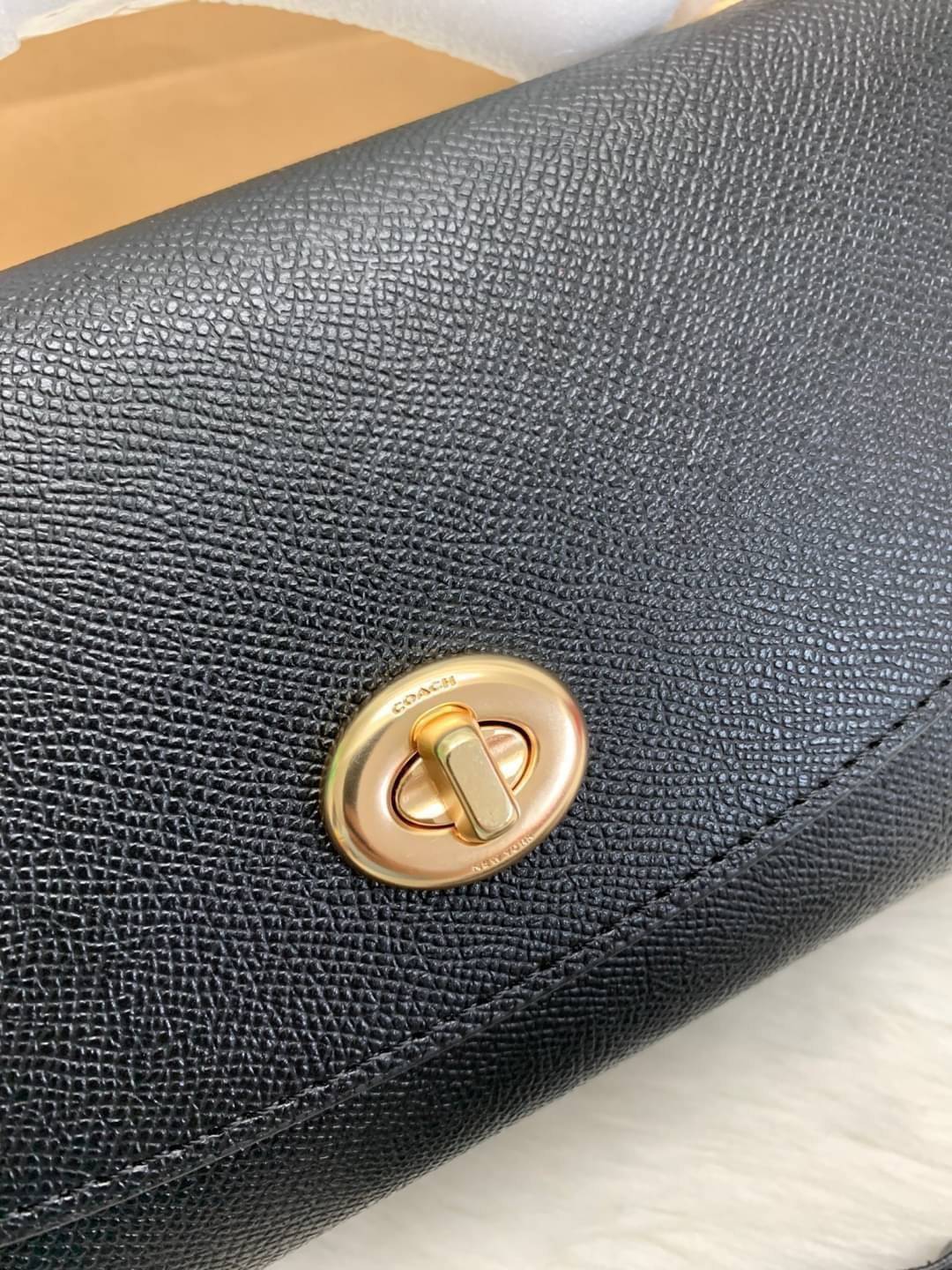 COACH TILLY SATCHEL 23 ((C1802//C1439/C1435)) พร้อมส่งที่ไทยทันทีค่ะ! กระเป๋าสะพายครอสบอดี้ร์หรือหิ้วก็เก๋ไปอีกค่ะ หนังแท้สวยงาม เปิดปิดกระเป๋าแบบหมุนล็อค ภายในมี2ช่องหลัก ใส่กระเป๋าเงินใบกลางได้;มือถือได้ทุกรุ่น;ของจำเป็นสาวๆได้ครบค่ะ;มีช่องซิปกลางและช่อ