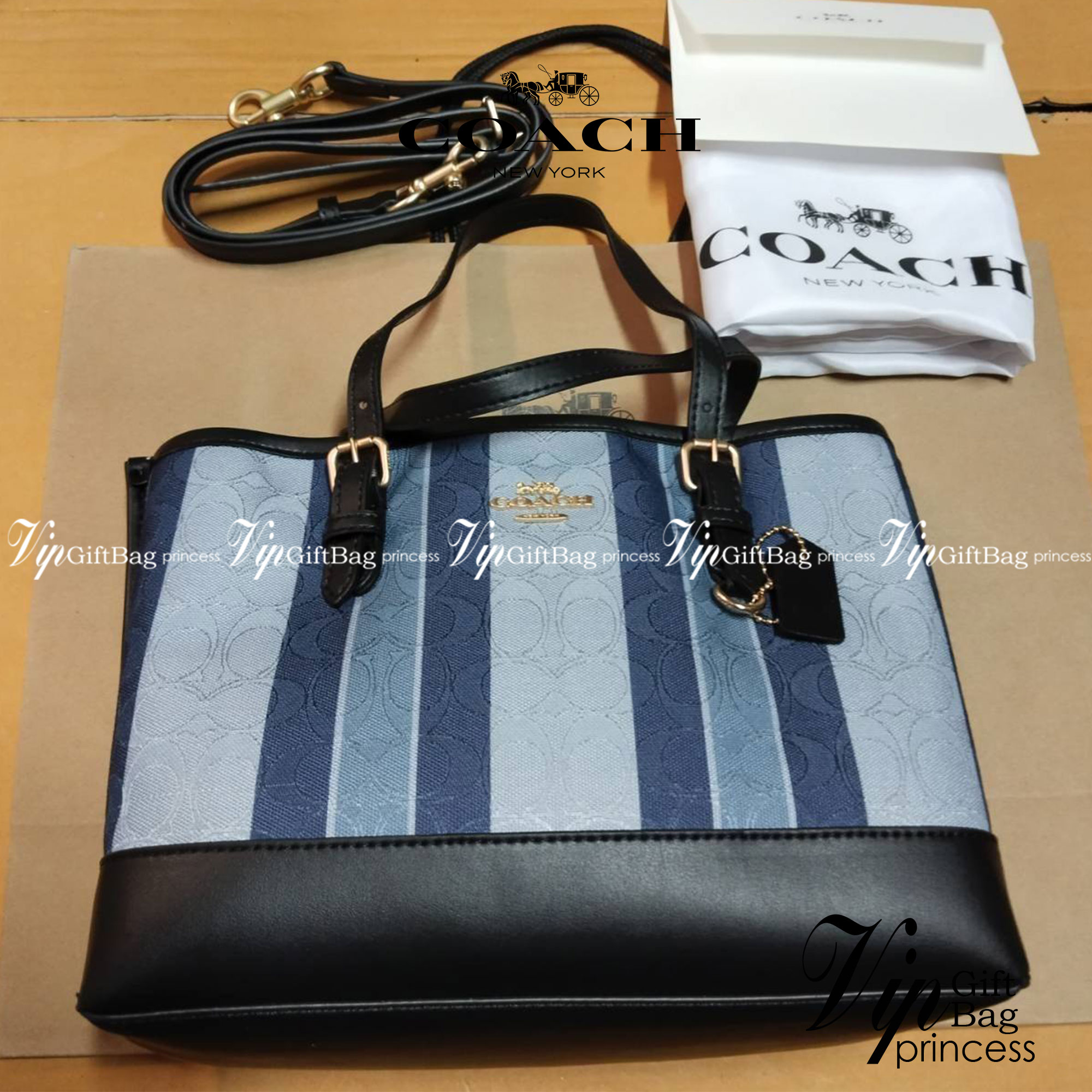 COACH Mollie Tote 25 In Signature Jacquard With Stripes พร้อมส่งที่ไทย ภาพสินค้าถ่ายจากงานขายจริง ใช้งานต่างประเทศได้