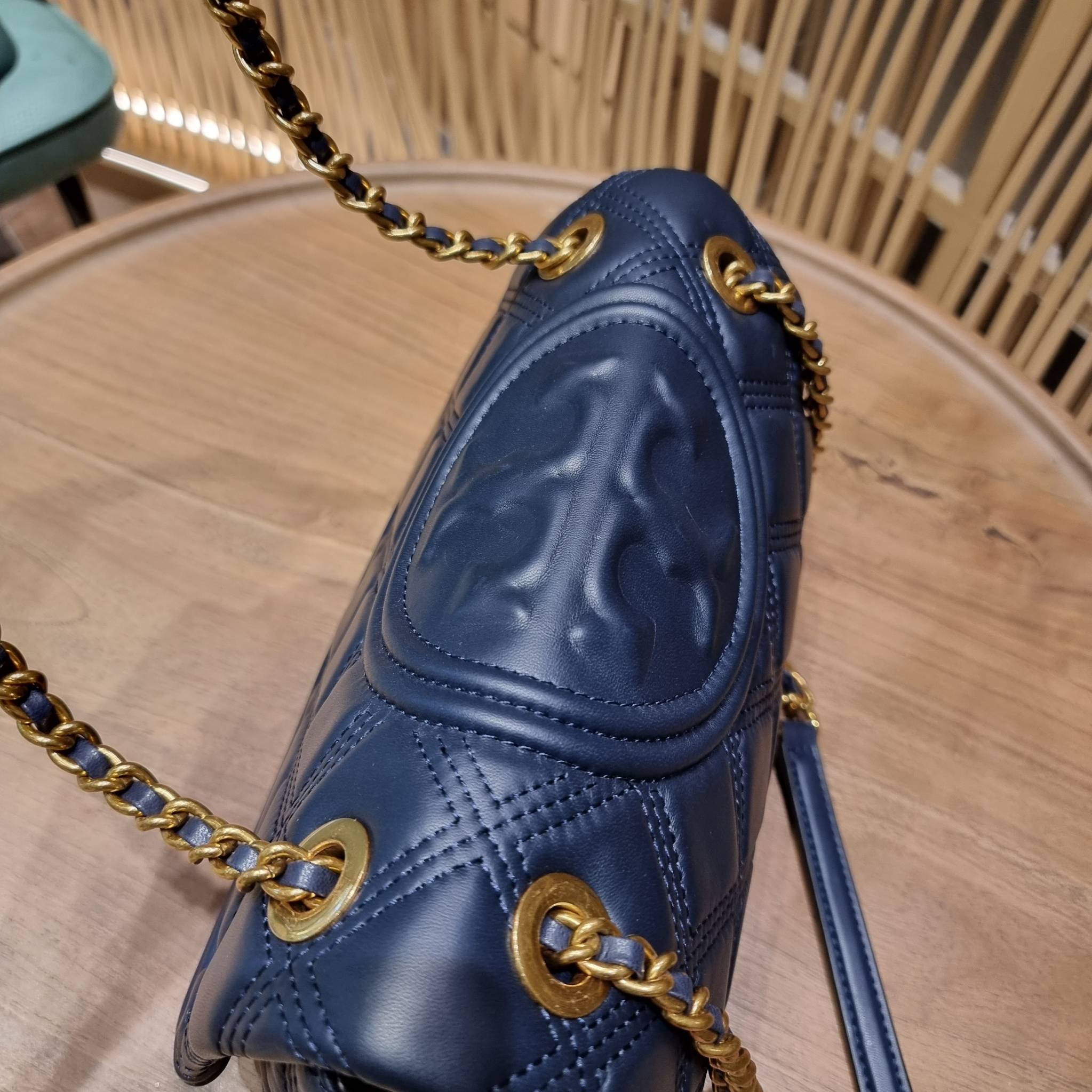 TORY BURCH FLEMING SOFT CONVERTIBLE SHOULDER BAG รุ่นหายากที่สาวๆตามหา มาพร้อมเสิร์ฟความสวยถึงบ้านไปเลยจ้า รอบนี้คัดสีสวยๆมาให้ได้ช้อปกันอย่างจุใจไปเลย กระเป๋าสะพายไหล่ หนังแท้นิ่มเต็มใบ สวยหรูดูแพง เปิด-ปิดด้วยตัวกดล็อคแน่นหนา สายสะพายในตัวปรับใช้ได้ 2 แ