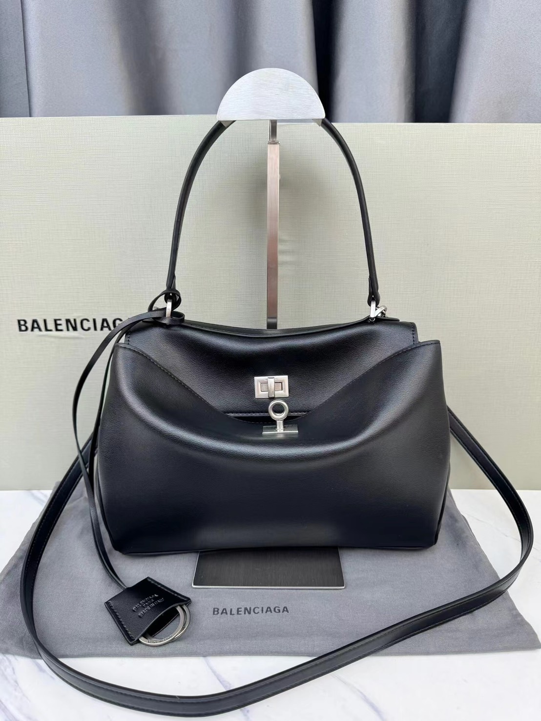 Balenciaga Rodeo Small Handbag in Black 25cm กระเป๋าสะพายหนังเรียบผิวสัมผัสนุ่มสบายผิว ดีไซน์เรียบหรูตามเอกลักษณ์ของแบรนด์ ภายในโล่งกว้าง จุของได้เยอะ ใบจริงน้องสวยน่าใช้มาก
