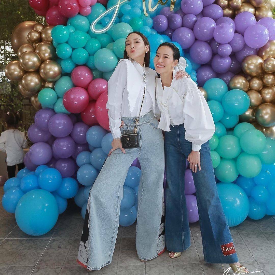 พรีเมี่ยมกิ๊ฟแท้ 100% 】Chanel Mini Clutch Bag With Chain VIP Gift With Purchase (GWP) กระเป๋าสะพายพรีเมี่ยมกิ้ฟทรงเหลี่ยมขนาดมินิสุดน่ารักดีไซน์สุดฮิตหนังเรียบสวยอยู่ทรงเปิดปิดด้วยซิปคู่สะดวกใช้ ด้านหน้าประดับโลโก้แบรนด์อะไหล่ทอง