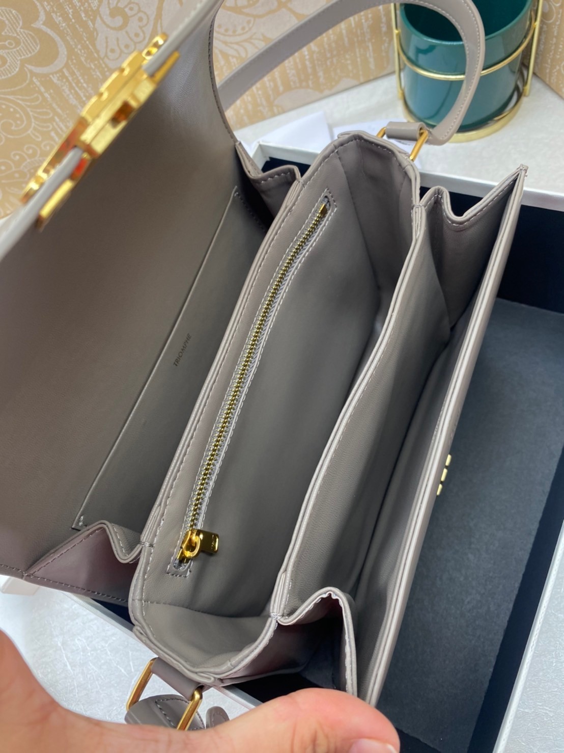 MEDIUM 22cm : CELINE CLASSIQUE TRIOMPHE BAG IN SHINY CALFSKIN / Celine Triomphe Bag / Celine Bag พร้อมส่ง 10 สี เกรดออริ 1:1 กระเป๋าแบรนด์หรูที่ควรมีแห่งปี