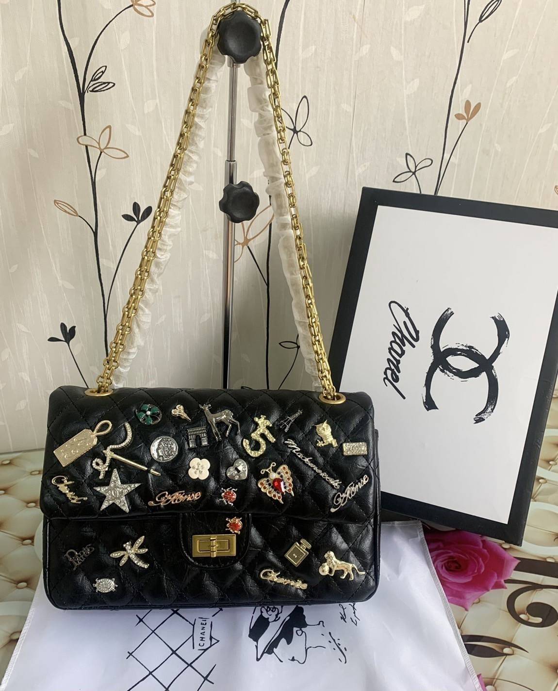 CHANEL ! Chanel Black Quilted Leather Limited Edition Lucky Charm Reissue Classic Bag กระเป๋าทรงคลาสสิคมาใหม่จาก Chanel วัสดุหนังแกะนิ่มกึ่งสังเคราะห์ ดีไซต์เป็นเอกลักษณ์ที่น่าจดจำ ด้านหน้าตกแต่งด้วยรูปสัตว์สิ่งของนำโชค อะไหล่ทอง มาพร้อมสายสะพายโซ่ทักทอเป