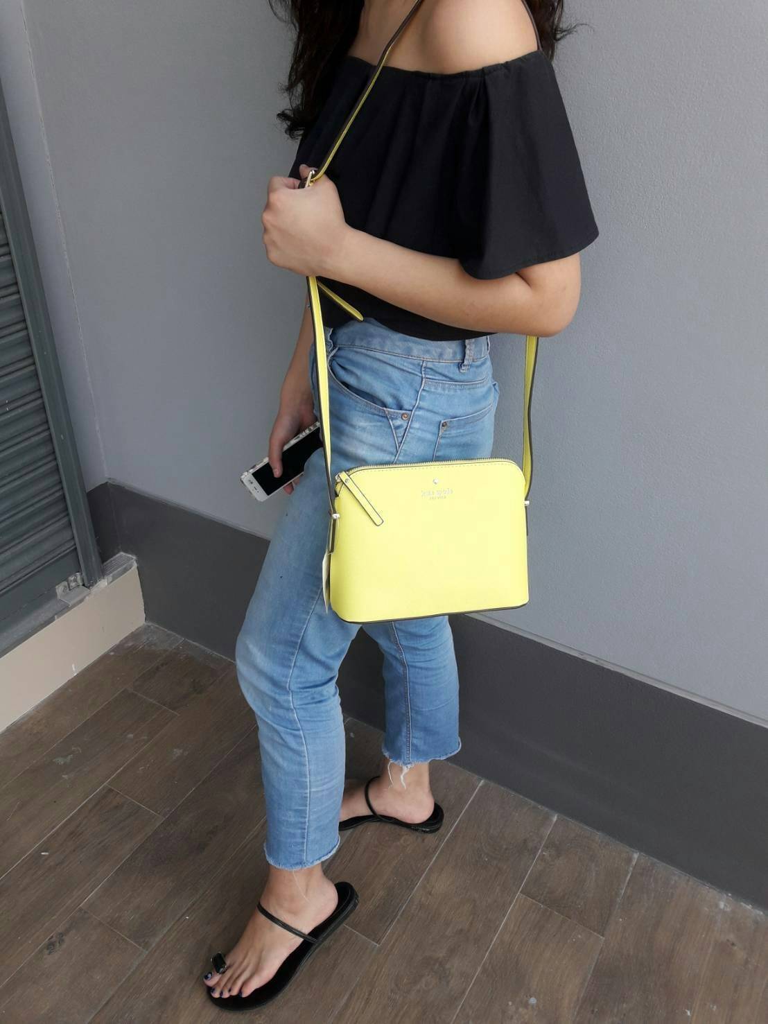 KATE SPADE CEDAR STREET MANDY กระเป๋าสะพาย แบรนด์ดังจากอเมริกา ขนาดกำลังน่ารัก วัสดุหนังลาย saffiano สวยอยู่ทรง ด้านหน้ามี logo brand สีทอง เปิดปิดด้วยซิปภายในโล่ง + ช่องเล็กใส่ของจุกจิก ใส่กระเป๋าสตางค์ใบยาวได้ ผ้าบุลายจุดสีทองดูหรูหรา ใบนี้ mix&match ได